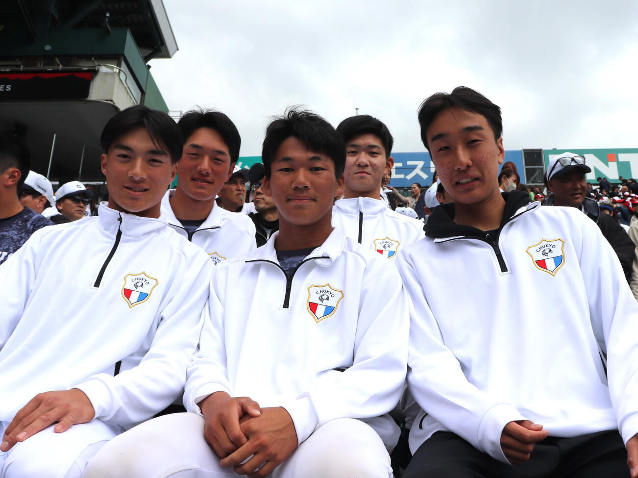 甲子園のアルプス席に駆けつけた中京大中京・男子マネジャー伊藤瑛琉（えいる）さん（2年、写真右）（撮影・中島麗）