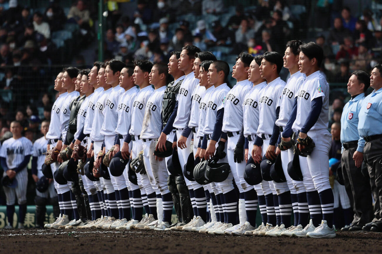 中京大中京対阿南光　勝利し校歌を歌う中京大中京（撮影・宮崎幸一）