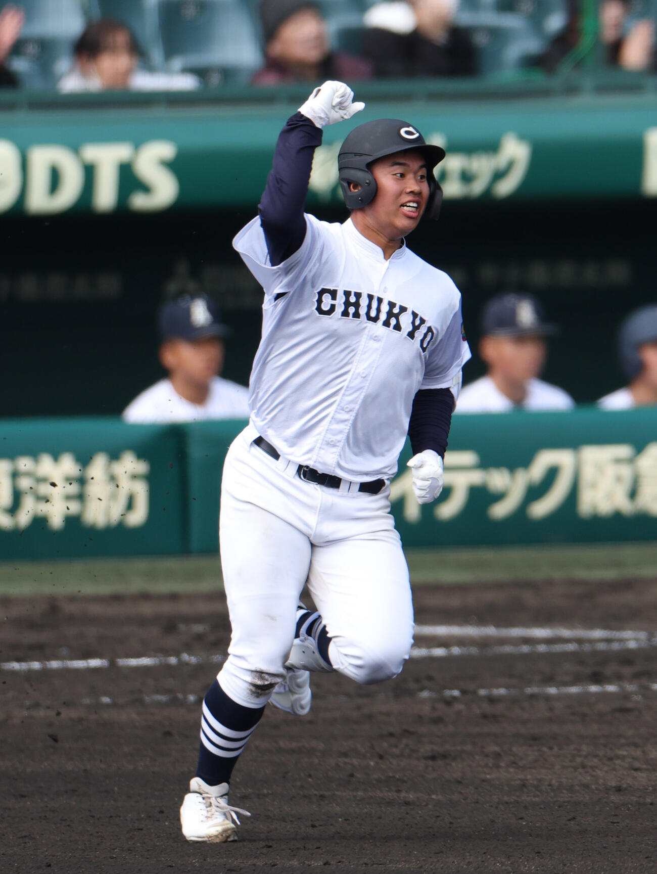 中京大中京対阿南光　6回表中京大中京1死、松田は左越え本塁打を放ちガッツポーズする（撮影・上山淳一）