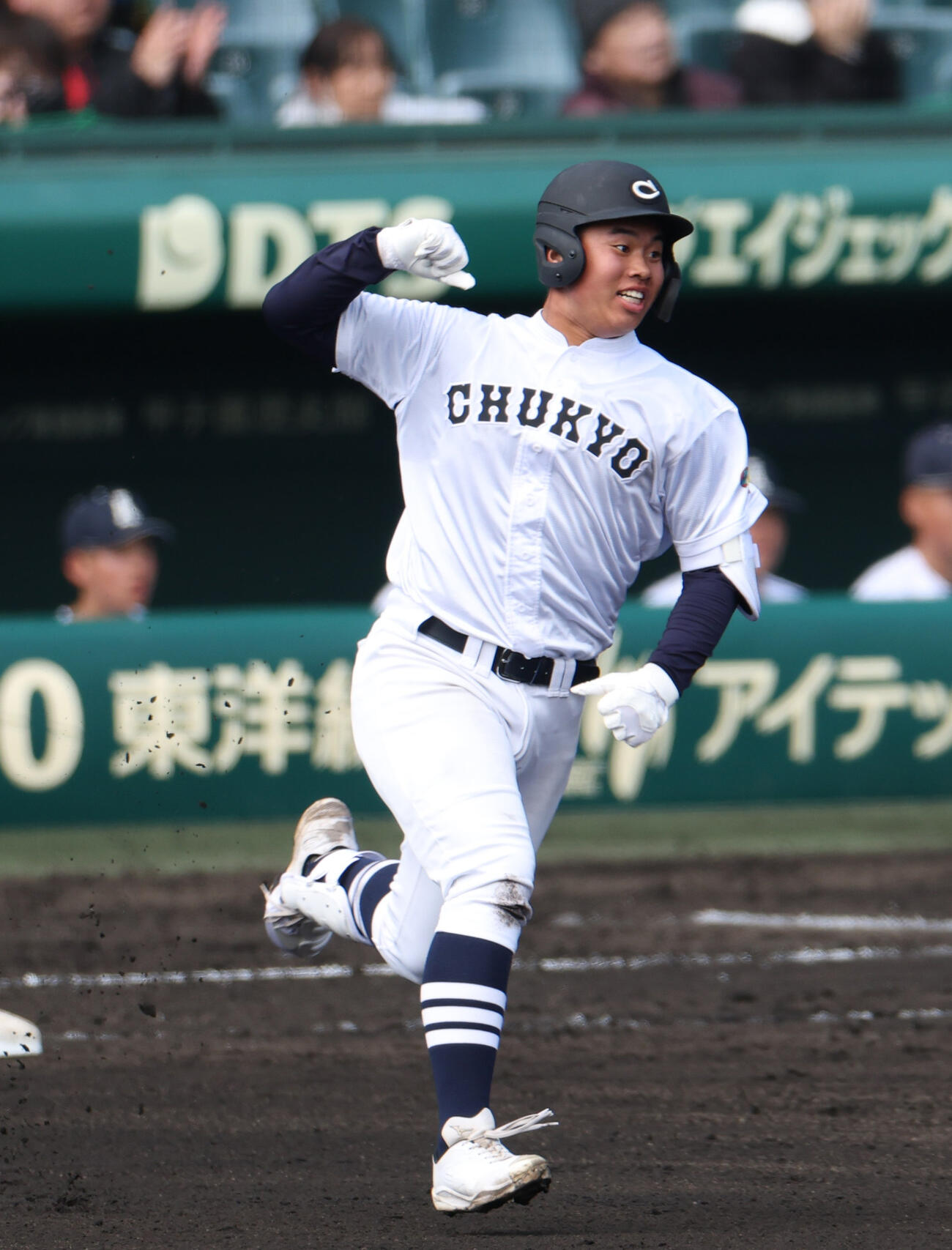 中京大中京対阿南光　6回表中京大中京1死、松田は左越え本塁打を放ちガッツポーズする（撮影・上山淳一）