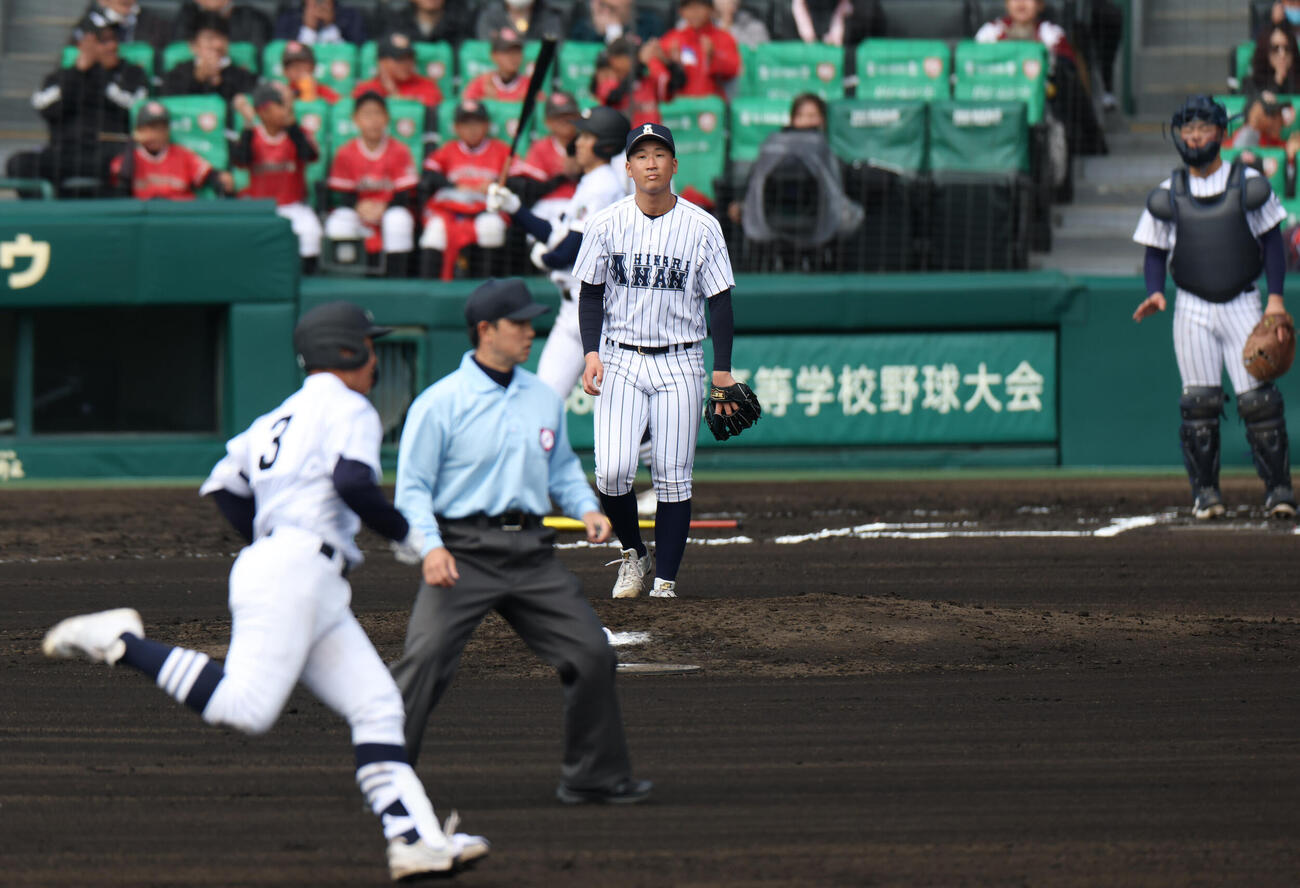 中京大中京対阿南光　6回表中京大中京1死、小田（中央）は松田（手前）に左越え本塁打を浴びる（撮影・上山淳一）