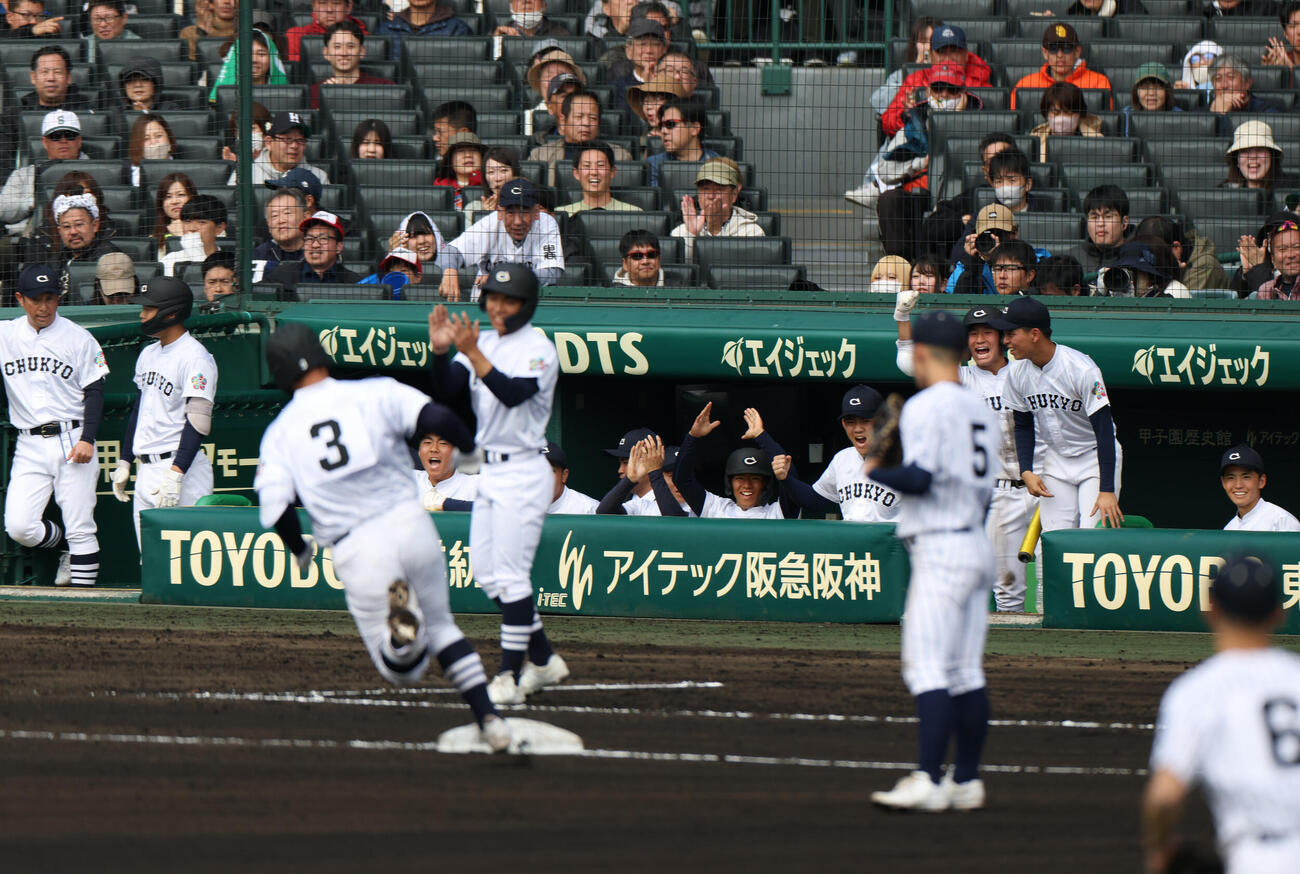 中京大中京対阿南光　6回表中京大中京1死、松田（3）の左越え本塁打で盛り上がる中京大中京ナイン（撮影・上山淳一）