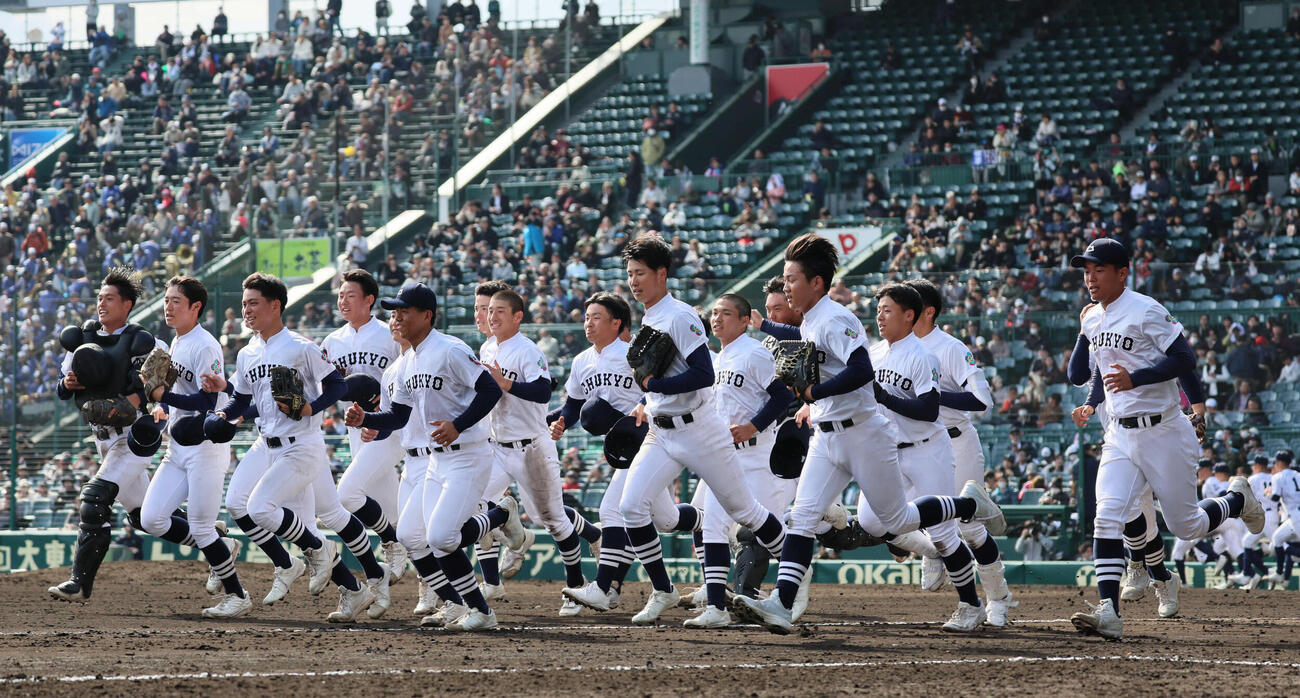 中京大中京対阿南光　勝利し校歌を歌い駆け出す中京大中京（撮影・宮崎幸一）