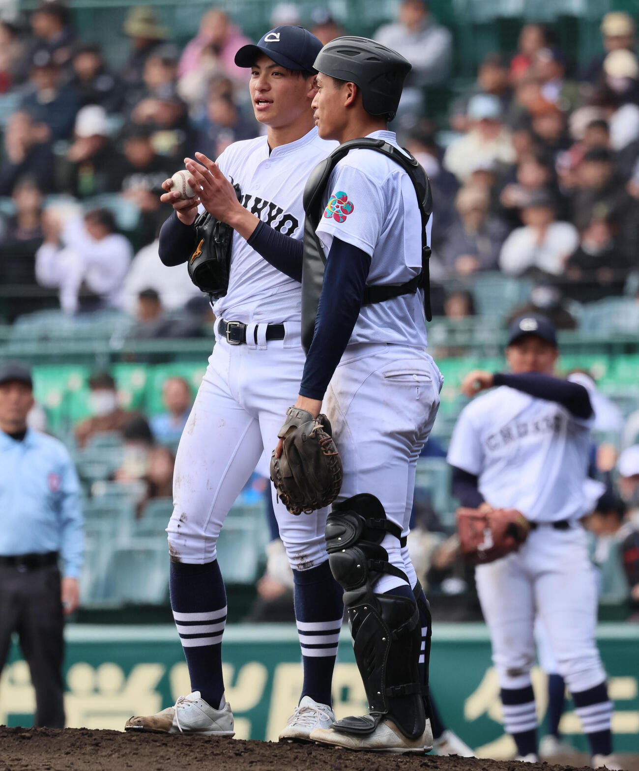 中京大中京対阿南光　7回、中京大中京・安藤（左）と話し合う津末（撮影・宮崎幸一）