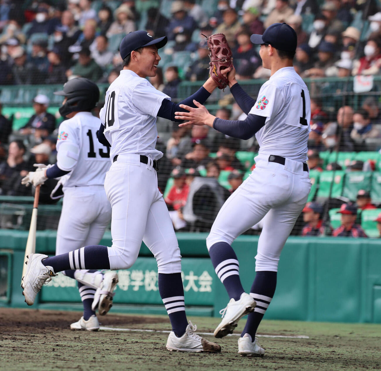 中京大中京対阿南光　8回裏を無失点に抑えてタッチする中京大中京・太田（左）と安藤（撮影・宮崎幸一）