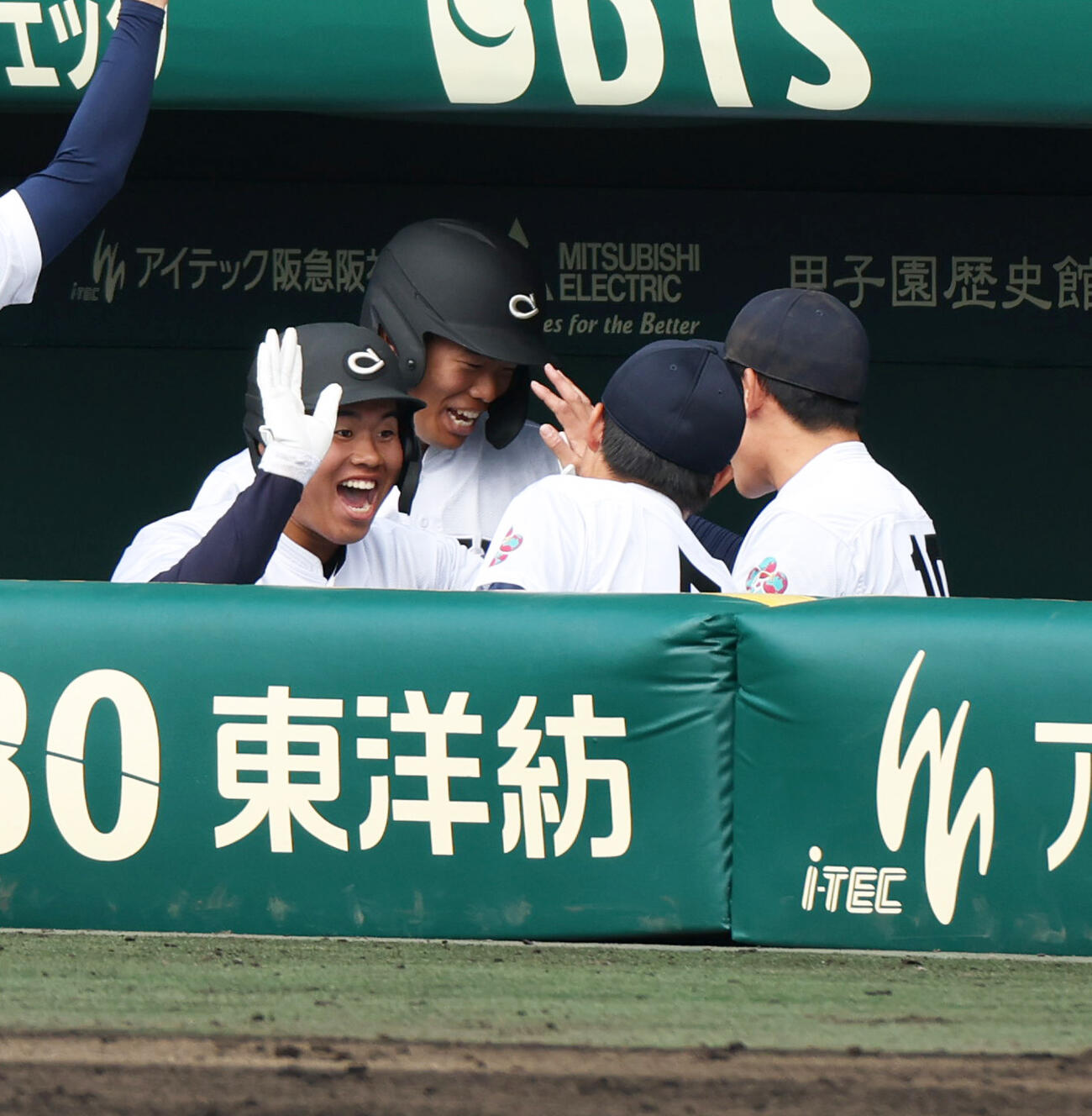 中京大中京対阿南光　6回表中京大中京1死、松田（左）は左越え本塁打を放ちベンチで笑顔を見せる（撮影・上山淳一）