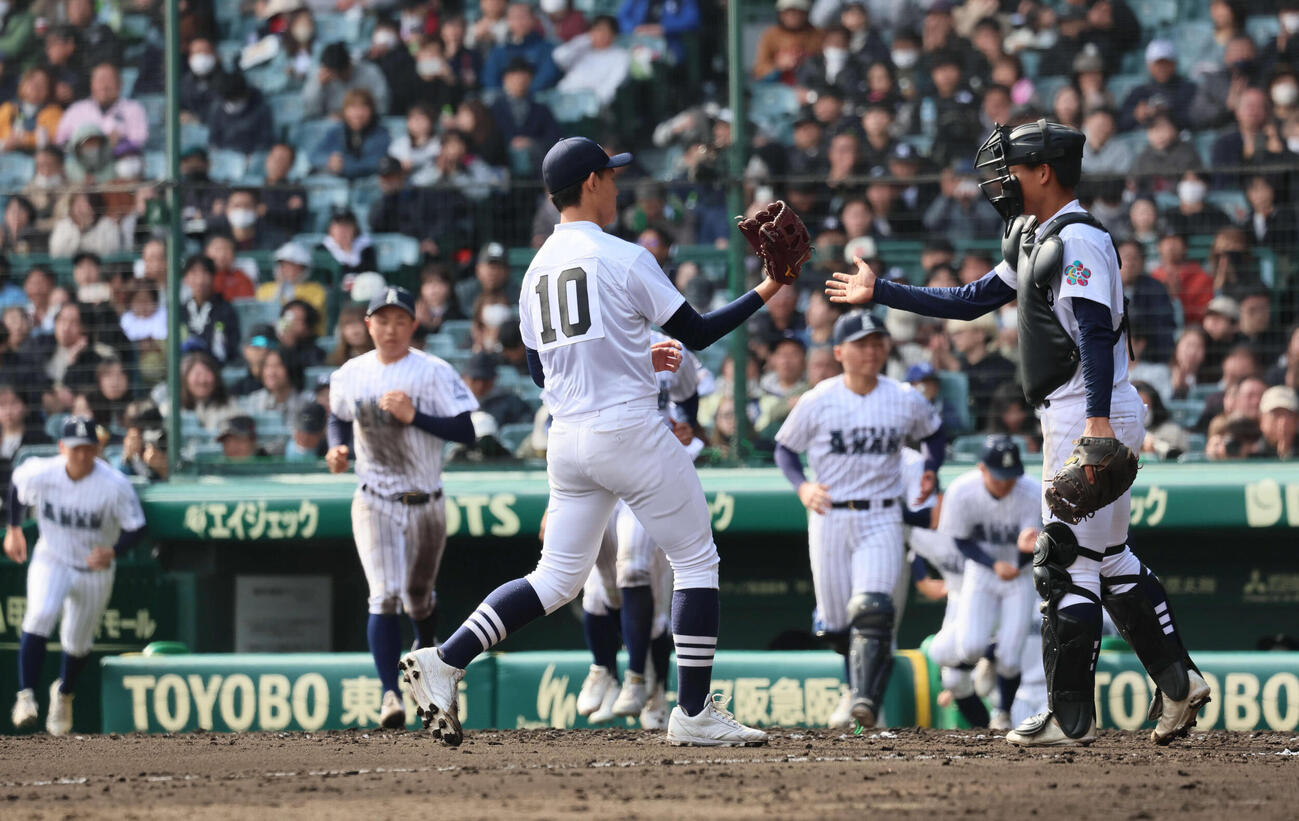 中京大中京対阿南光　中京大中京2番手の太田（左）は勝利を決めて津末とタッチする（撮影・宮崎幸一）