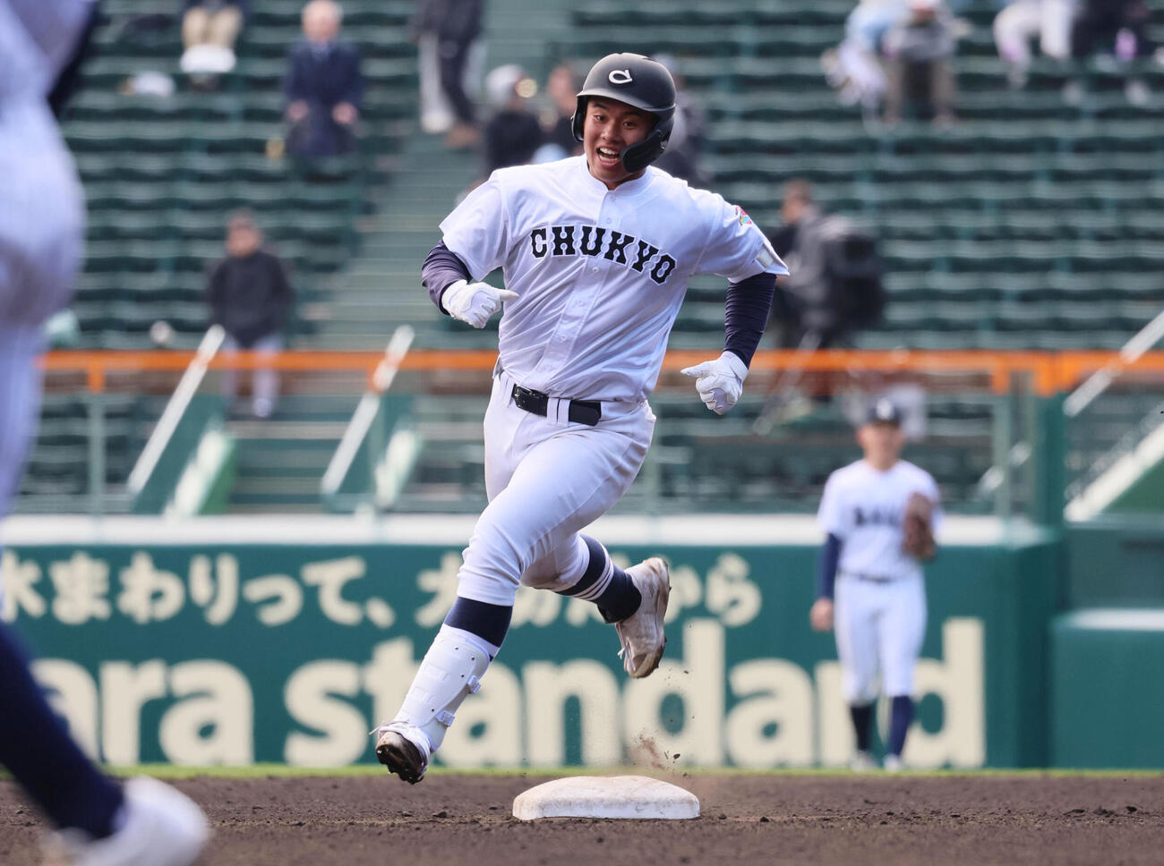 中京大中京対阿南光　6回表中京大中京1死、松田は左越え勝ち越し本塁打を放つ（撮影・宮崎幸一）
