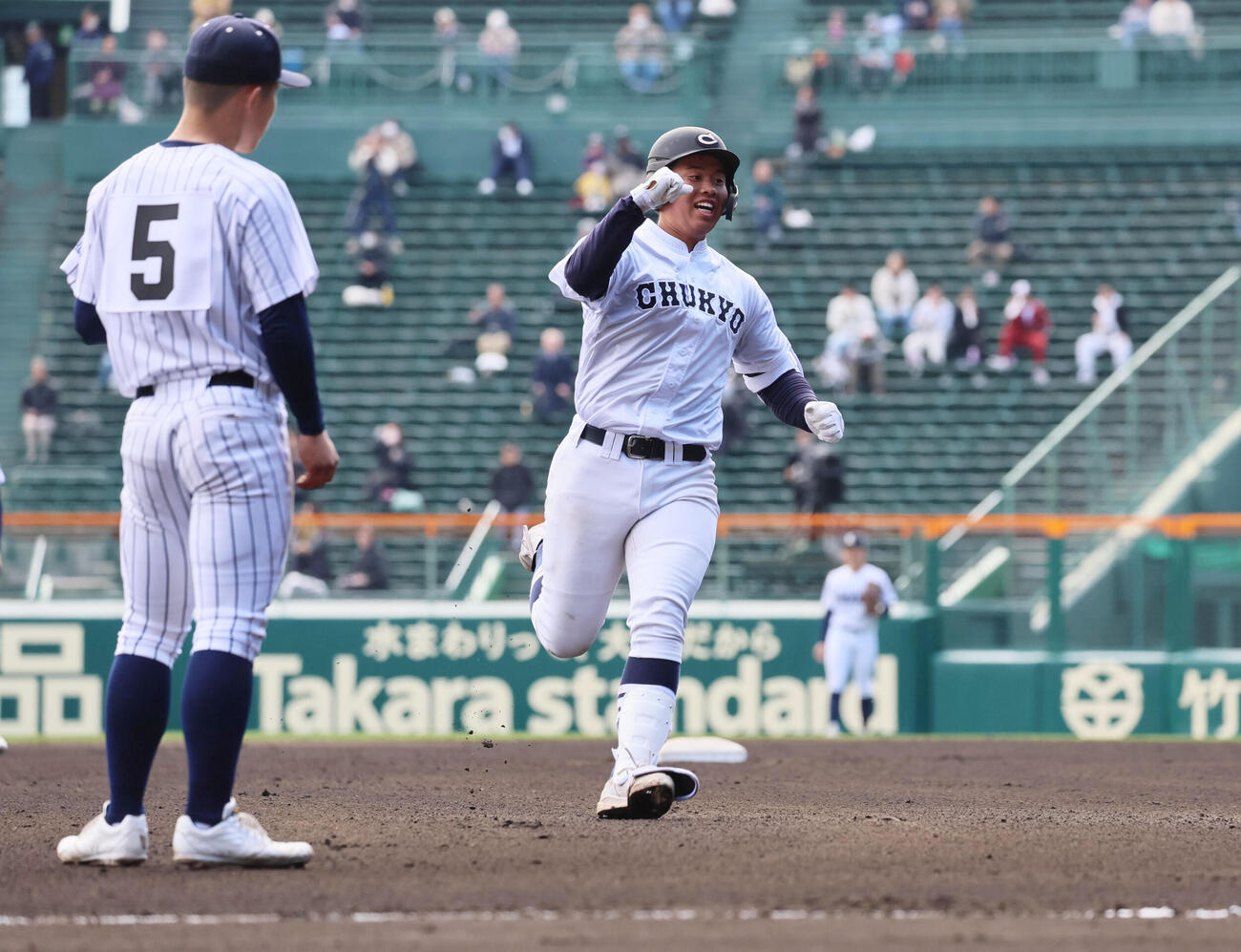 中京大中京対阿南光　6回表中京大中京1死、松田は左越え勝ち越し本塁打を放つ（撮影・宮崎幸一）