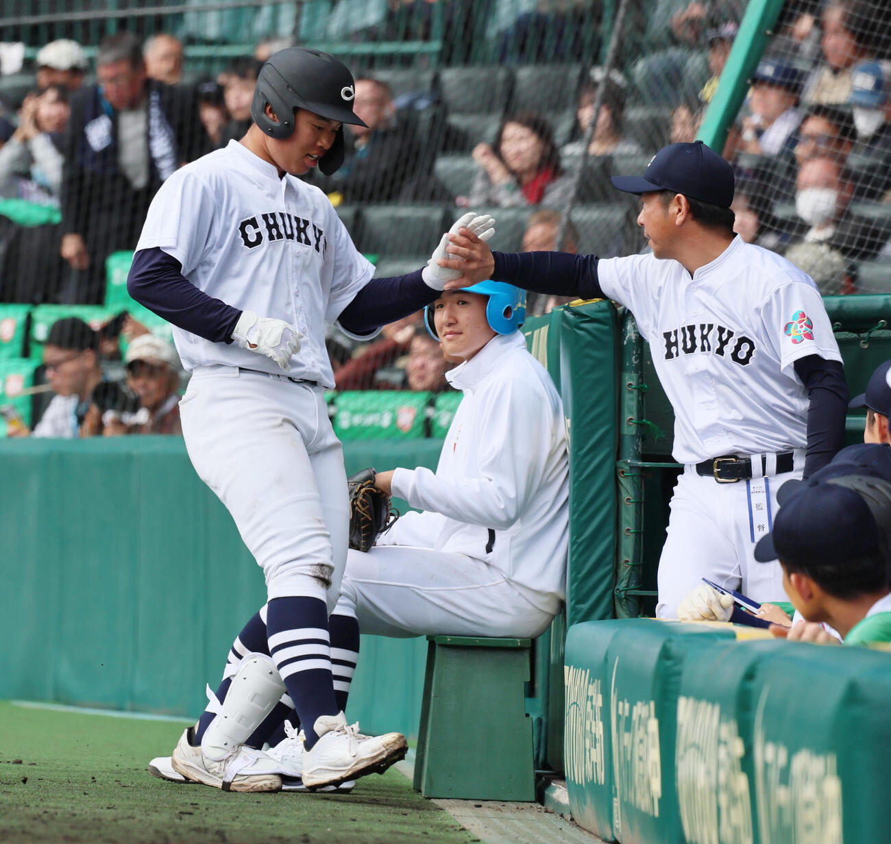 中京大中京対阿南光　6回表中京大中京1死、松田は左越え勝ち越し本塁打を放ち、高橋監督とタッチする（撮影・宮崎幸一）