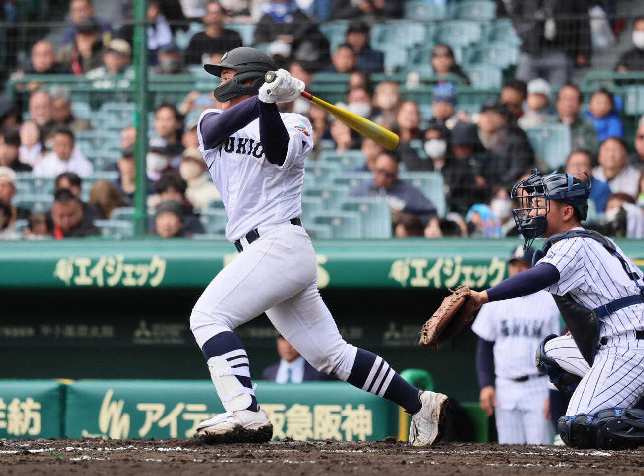 中京大中京対阿南光　8回表中京大中京1死二塁、松田は中前打を放ち、3安打とする（撮影・宮崎幸一）