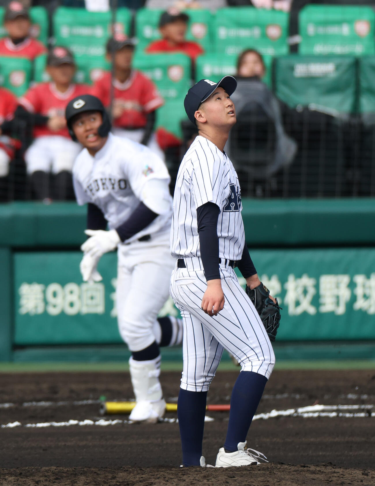 中京大中京対阿南光　6回表中京大中京1死、小田（手前）は松田に左越え本塁打を浴びる（撮影・上山淳一）