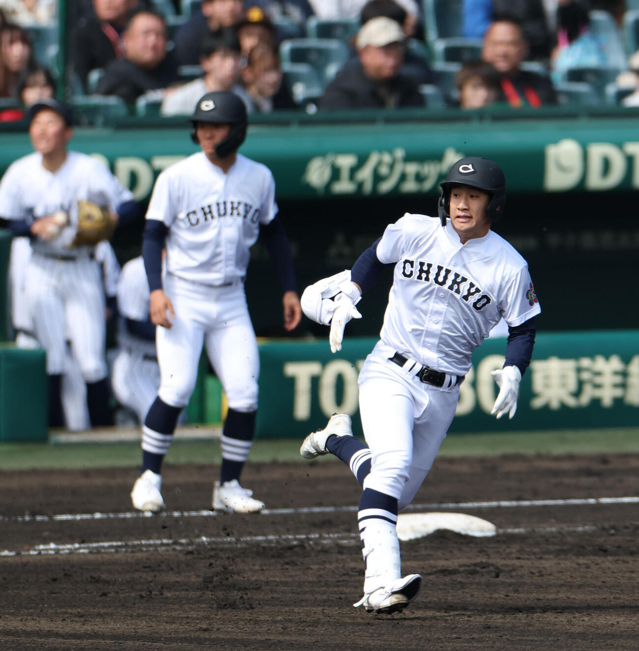 中京大中京対阿南光　2回表中京大中京2死一塁、川石は右越え二塁打を放ち一塁を回る（撮影・上山淳一）