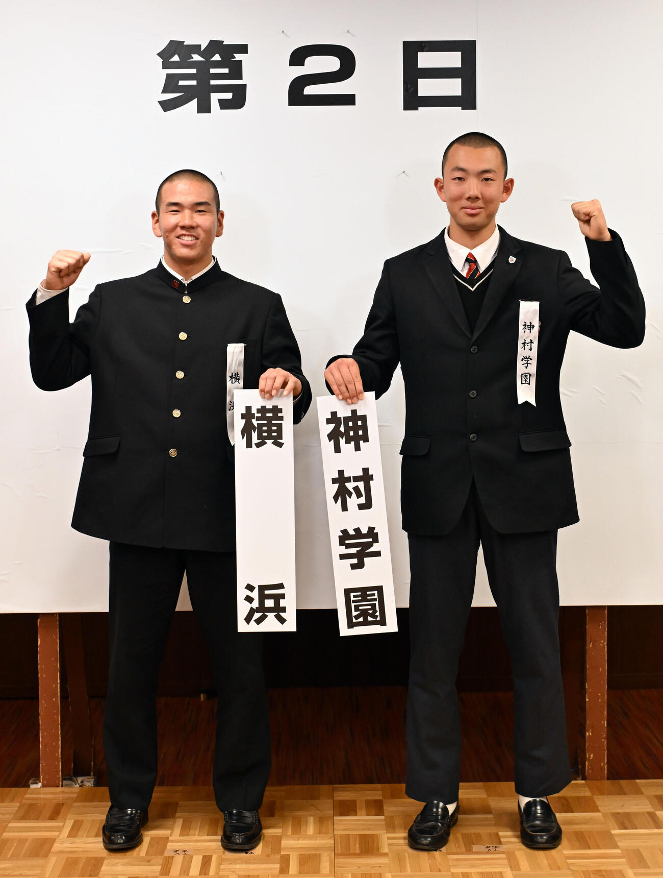 健闘を誓う横浜の小野舜友主将（左）と神村学園の梶山侑孜主将（2026年3月6日撮影）