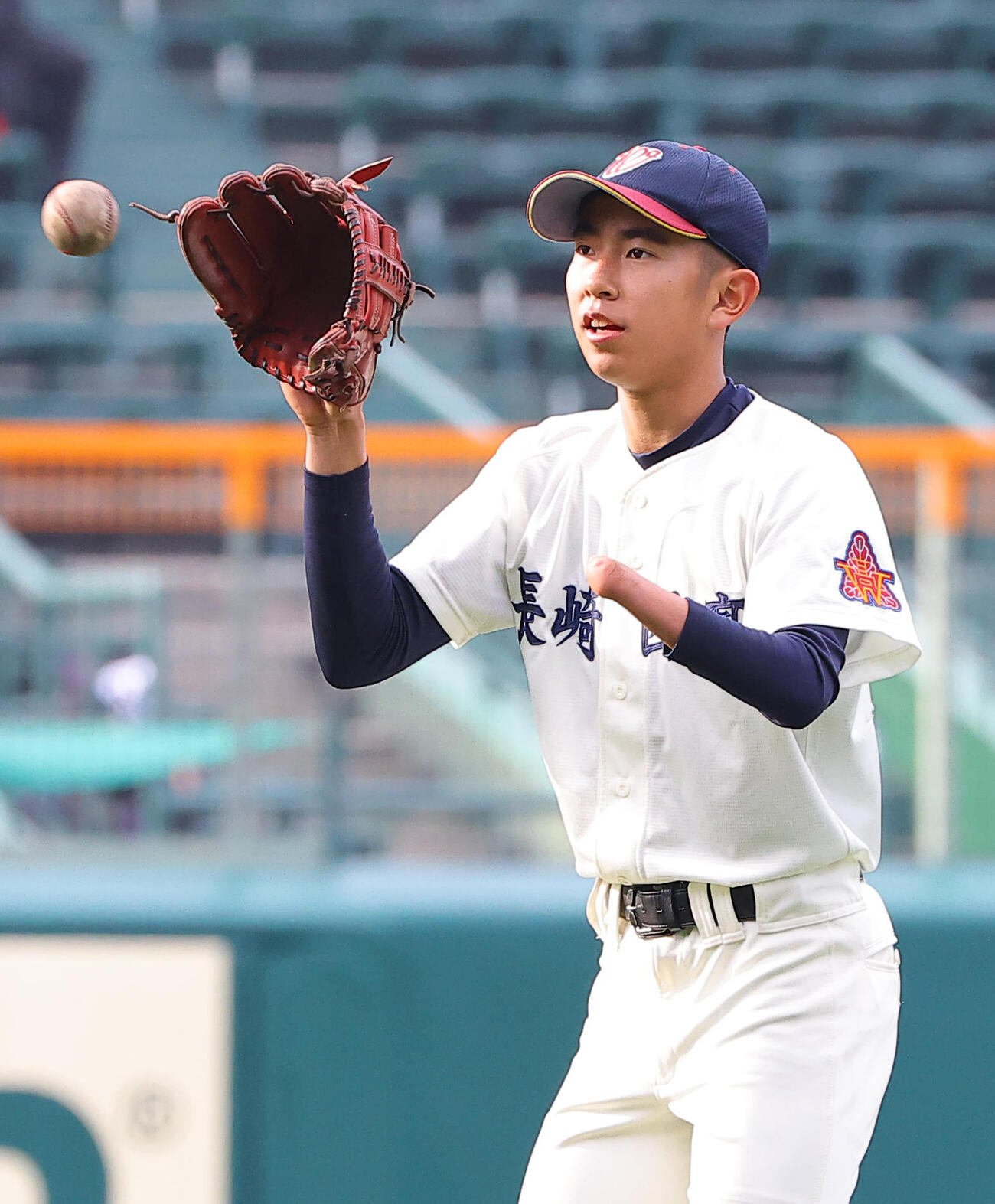 長崎西対滋賀学園　キャッチボールをする長崎西・平木（撮影・上田博志）