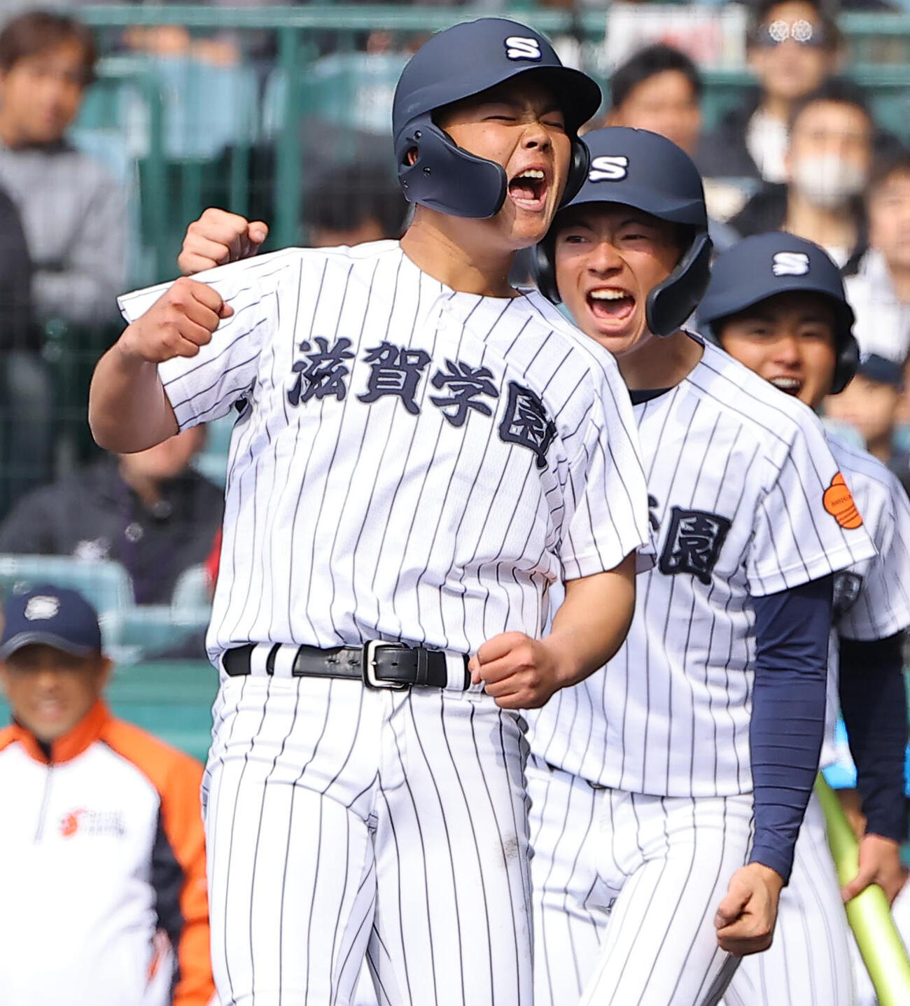 長崎西対滋賀学園　1回裏滋賀学園1死一、二塁、滋賀学園・中野の逆転2点適時二塁打で生還した吉森はガッツポーズをする（撮影・上田博志）