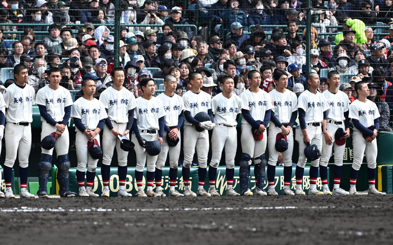 滋賀学園対長崎西　滋賀学園に負け肩を落とす長崎西ナイン（撮影・石井愛子）