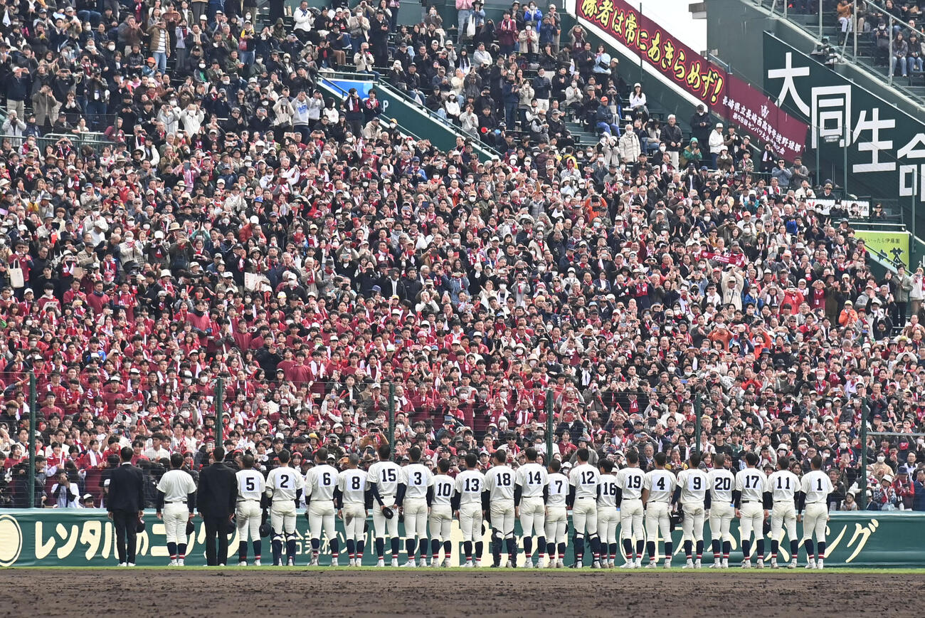 滋賀学園対長崎西　試合終了後、アルプスにあいさつをする長崎西ナイン（撮影・石井愛子）