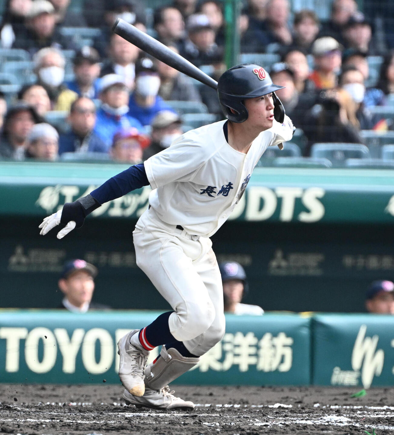 滋賀学園対長崎西　3回表長崎西2死一塁　石川瑛空は中適時打を放つ（撮影・石井愛子）