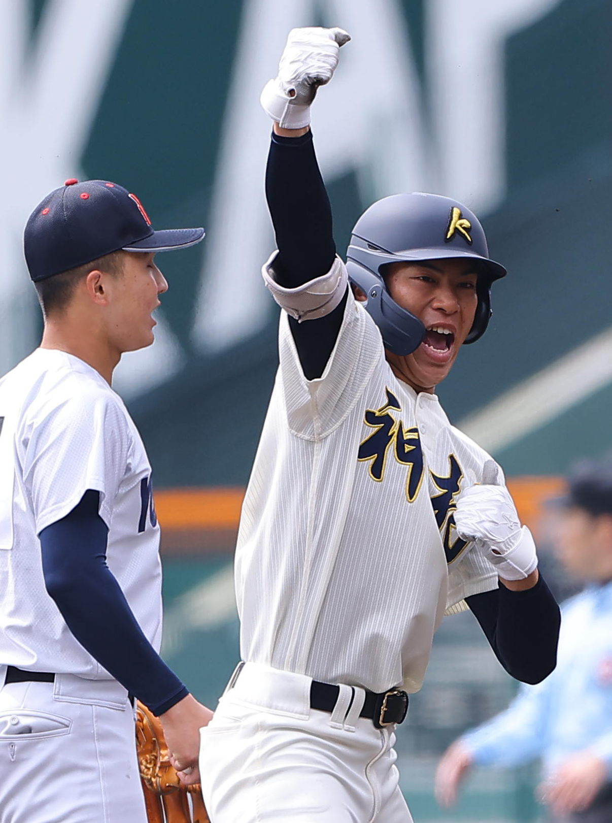 神村学園対横浜　3回表神村学園1死二塁、先制適時打を放った神村学園・田中はガッツポーズをする（撮影・上田博志）