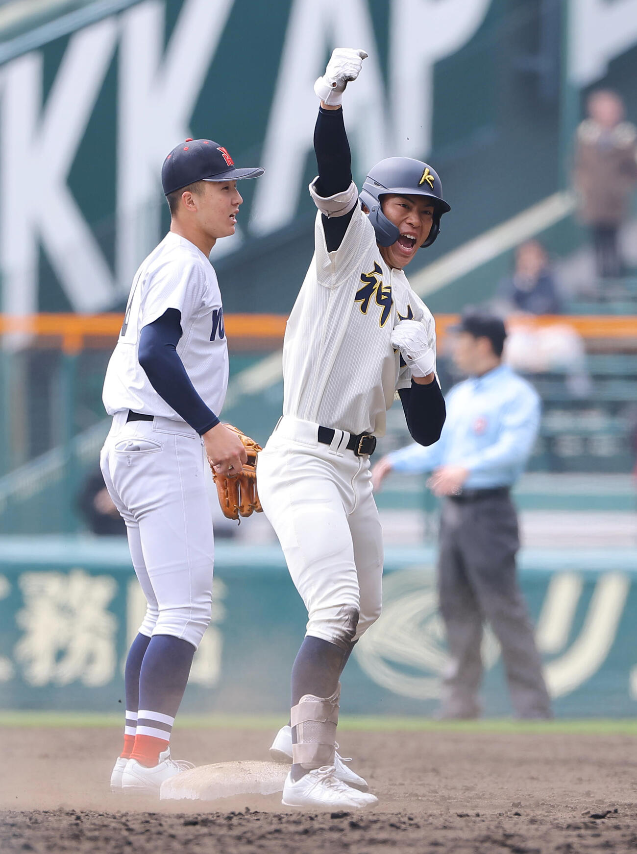 神村学園対横浜　3回表神村学園1死二塁、先制適時打を放った神村学園・田中はガッツポーズをする（撮影・上田博志）