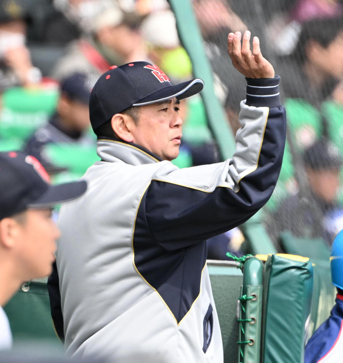 神村学園対横浜　ナインに指示を出す横浜・村田浩明監督（撮影・石井愛子）