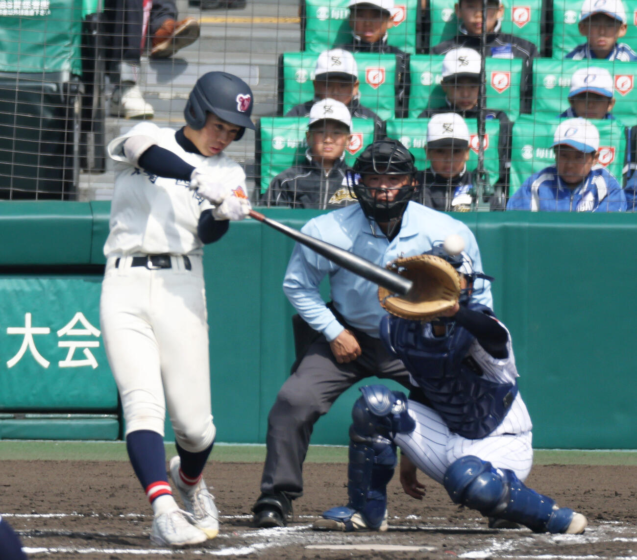 長崎西対滋賀学園　7回表長崎西無死、芦塚は左前打を放つ（撮影・上山淳一）
