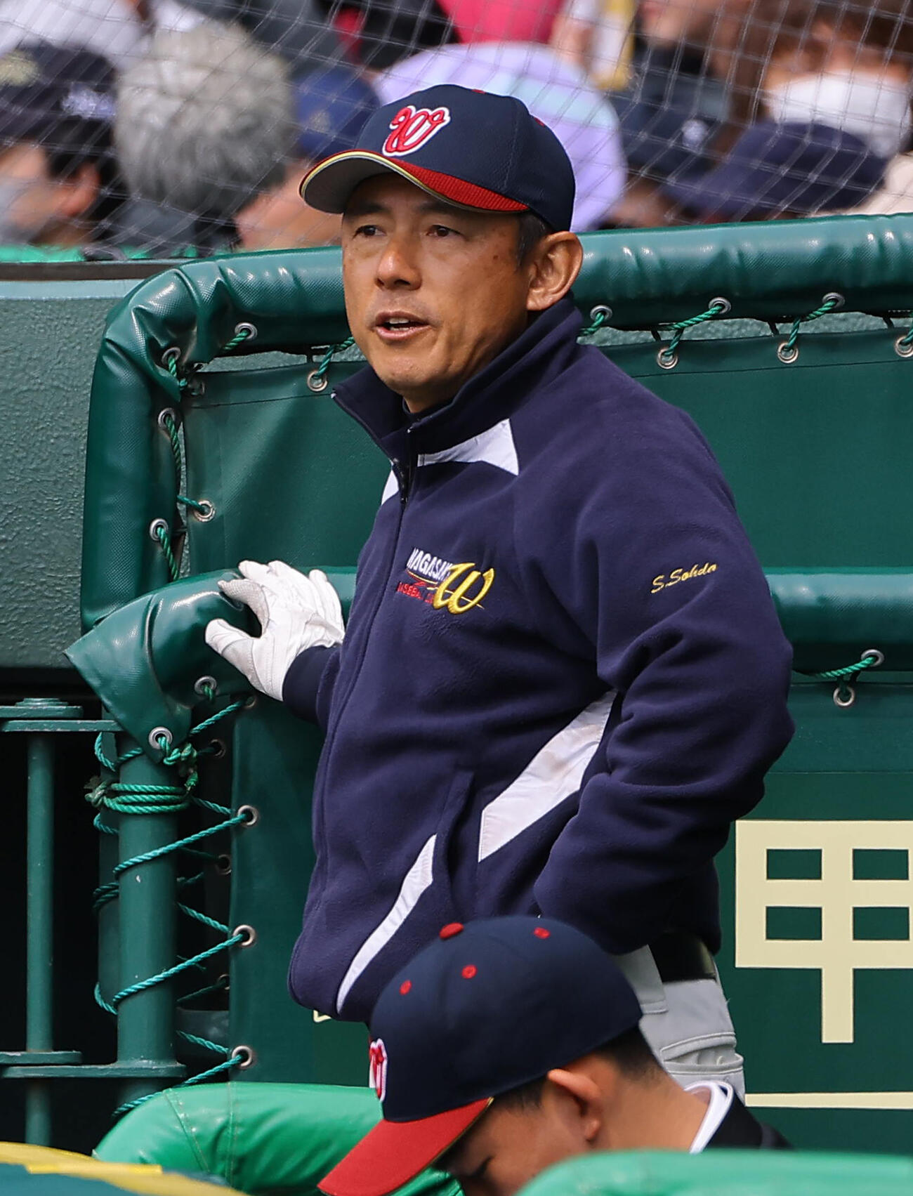 長崎西対滋賀学園　戦況を見守る長崎西・宗田監督（撮影・上田博志）