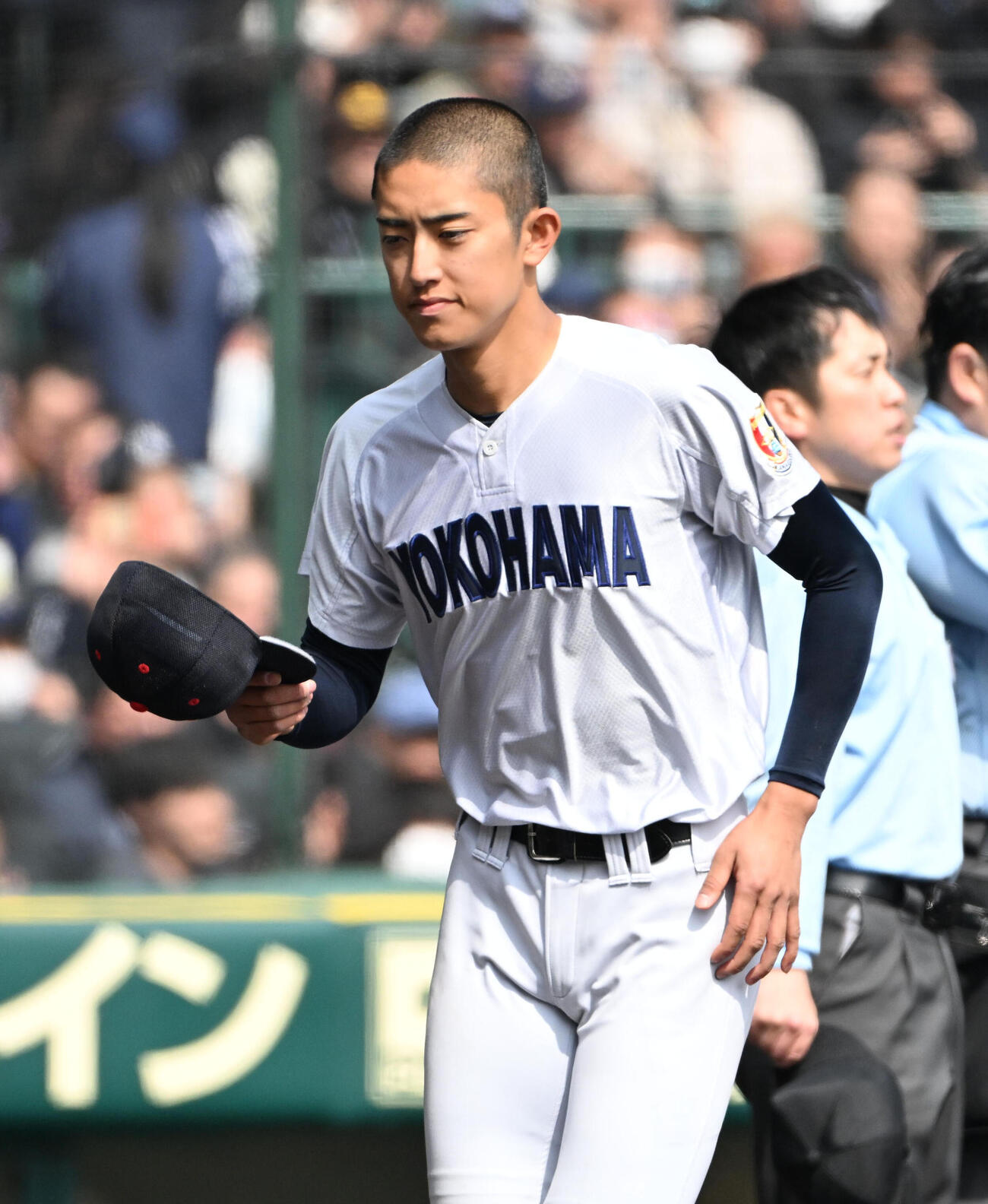 神村学園対横浜　神村学園に負け肩を落とす横浜・織田翔希（撮影・石井愛子）