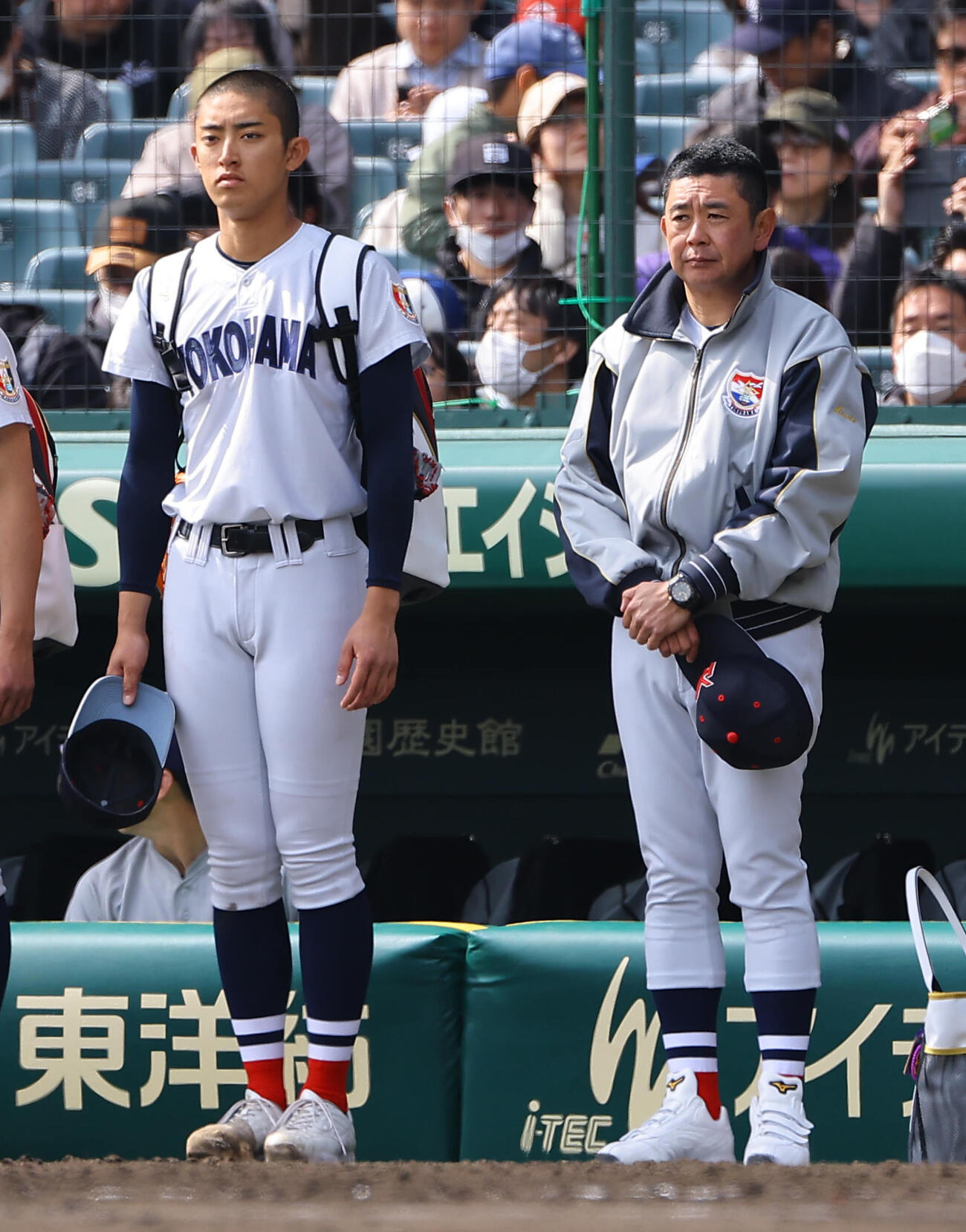 神村学園対横浜　神村学園に敗れた横浜・村田監督（右）とエース織田は甲子園を引き揚げる（撮影・上田博志）