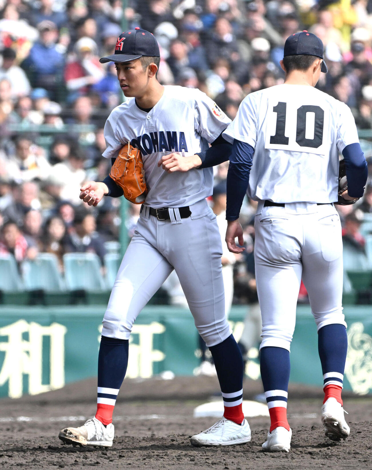 神村学園対横浜　8回表途中で降板する横浜・織田翔希（左）（撮影・石井愛子）