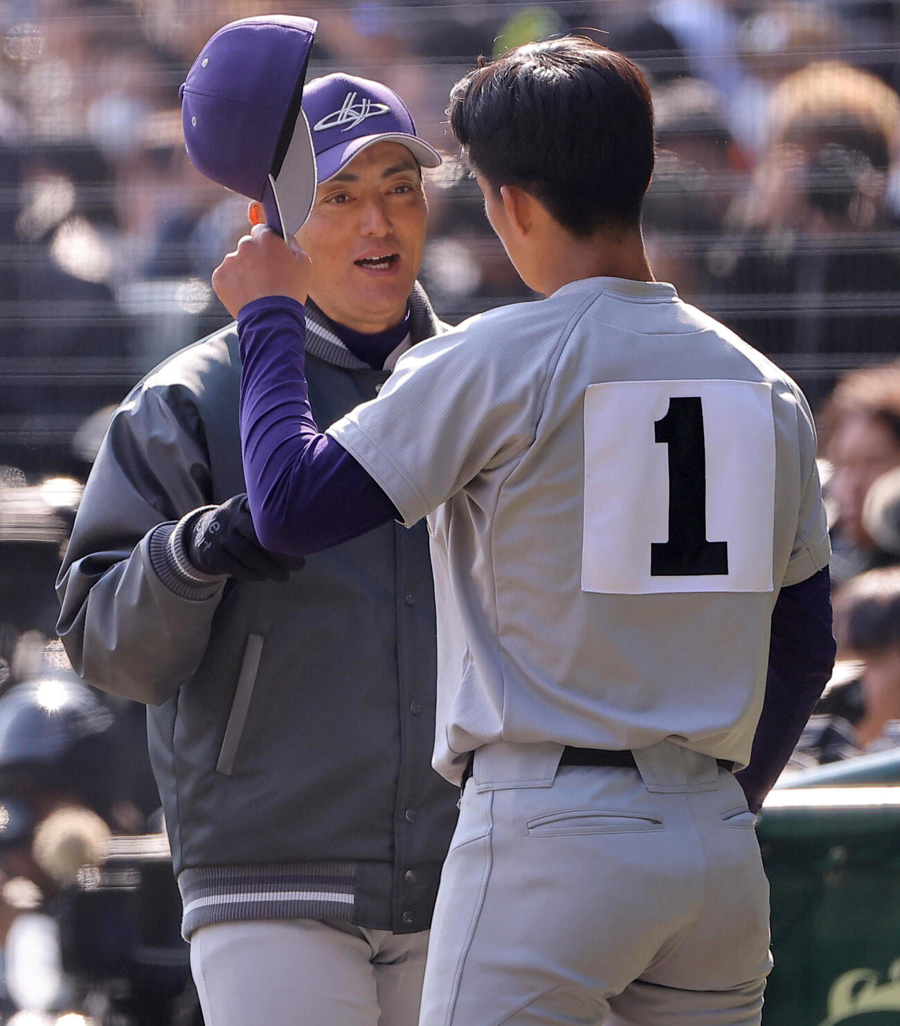 智弁学園対花巻東　花巻東先発の萬谷（右）と話をする佐々木監督（撮影・上田博志）