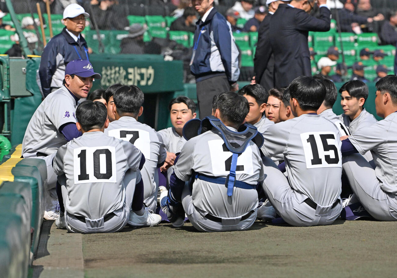 智弁学園対花巻東　試合前、ナインらに話しをする花巻東の佐々木洋監督（左）（撮影・石井愛子）