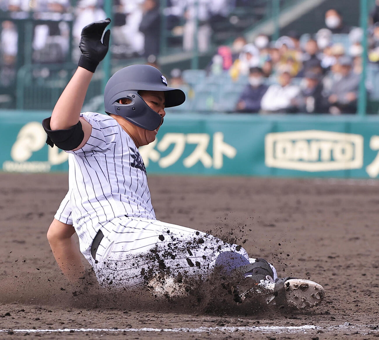 長崎西対滋賀学園　5回裏滋賀学園無死二塁、吉森は勝ち越し適時三塁打を放つ（撮影・上田博志）