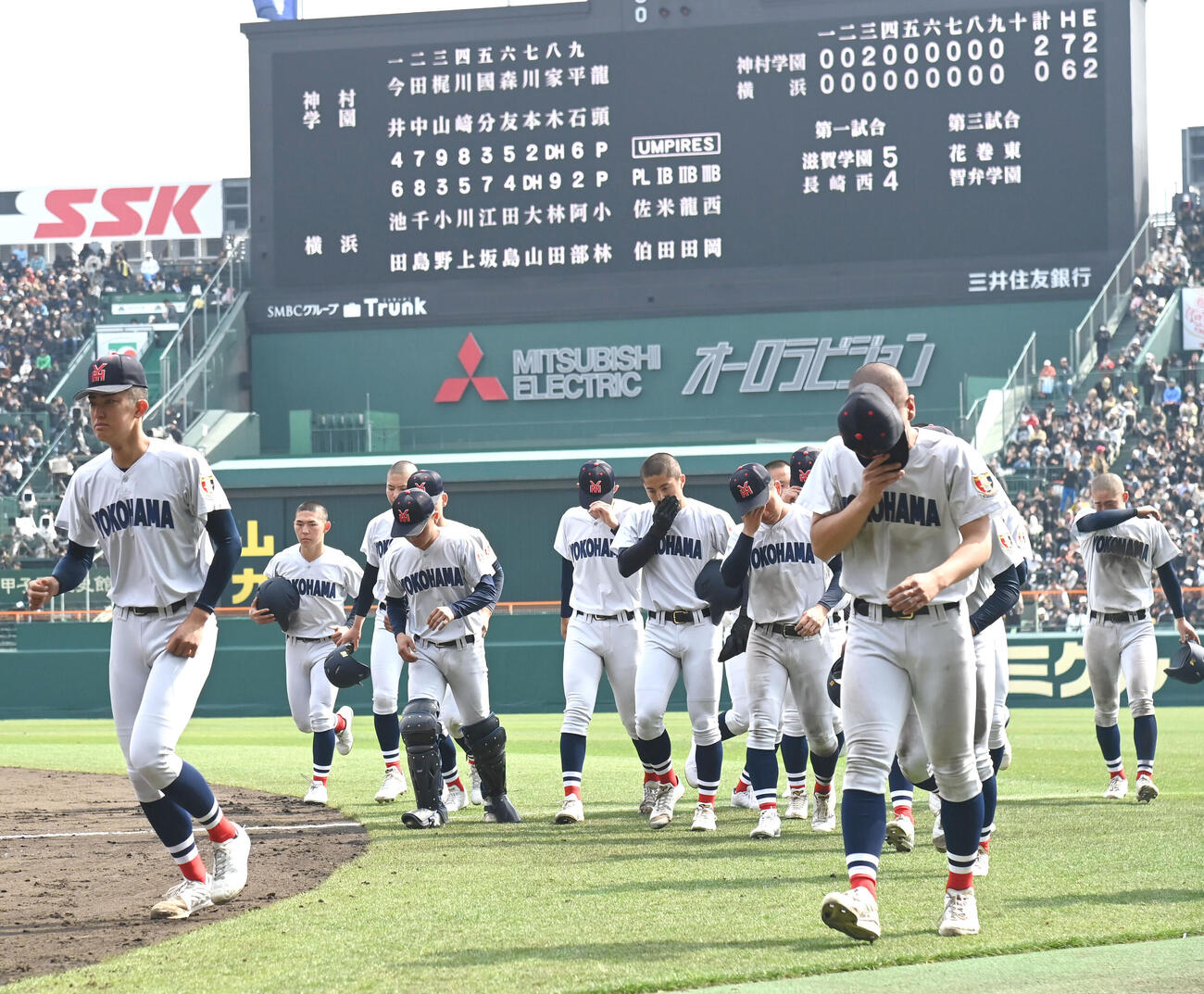神村学園対横浜　神村学園に負け肩を落とす横浜ナイン（撮影・石井愛子）