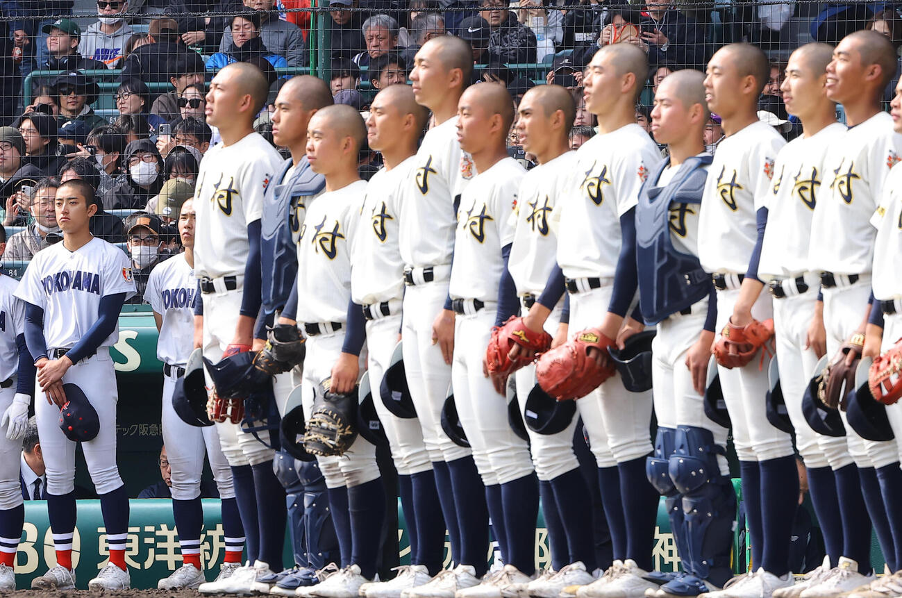 神村学園対横浜　神村学園に敗れた横浜エース織田（左）は校歌を聞く（撮影・上田博志）