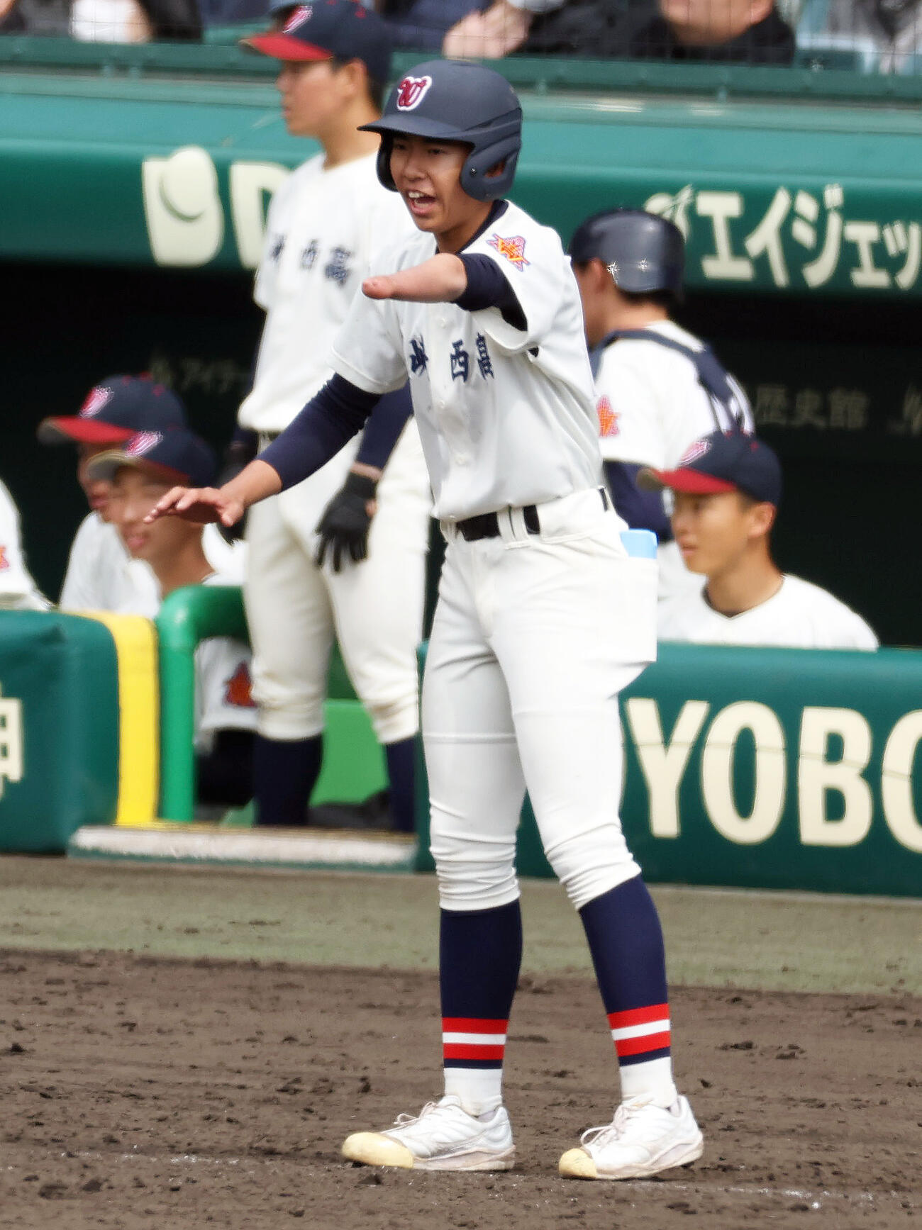 長崎西対滋賀学園　8回表、三塁コーチャーで声を出す長崎西の平木（撮影・上山淳一）