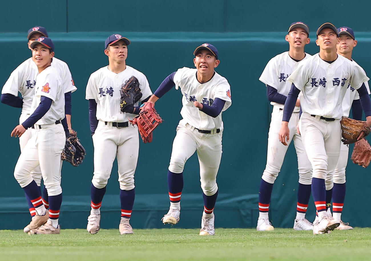 長崎西対滋賀学園　長崎西・平木（中央）はノックを受ける（撮影・上田博志）