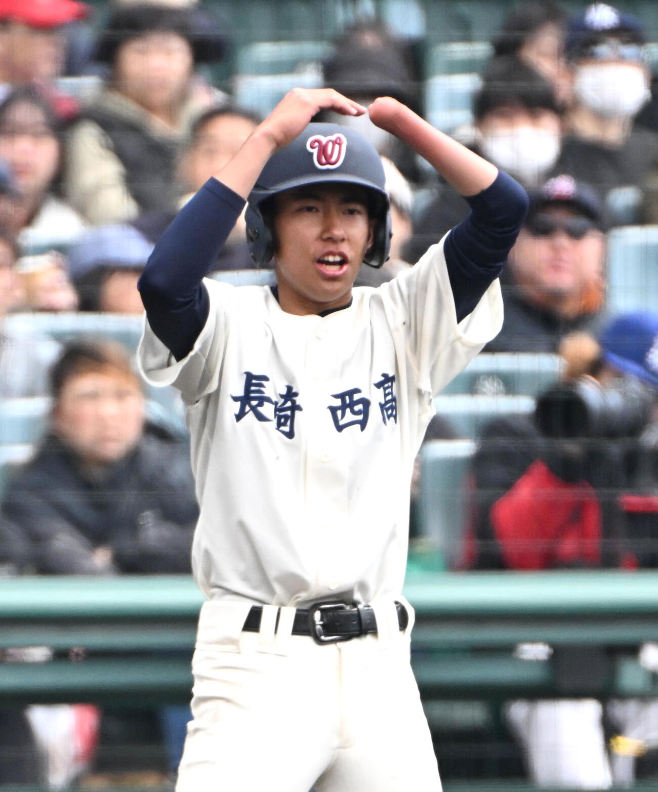 滋賀学園対長崎西　8回表、三塁ランナーコーチを務める長崎西・平木悠喜（撮影・石井愛子）