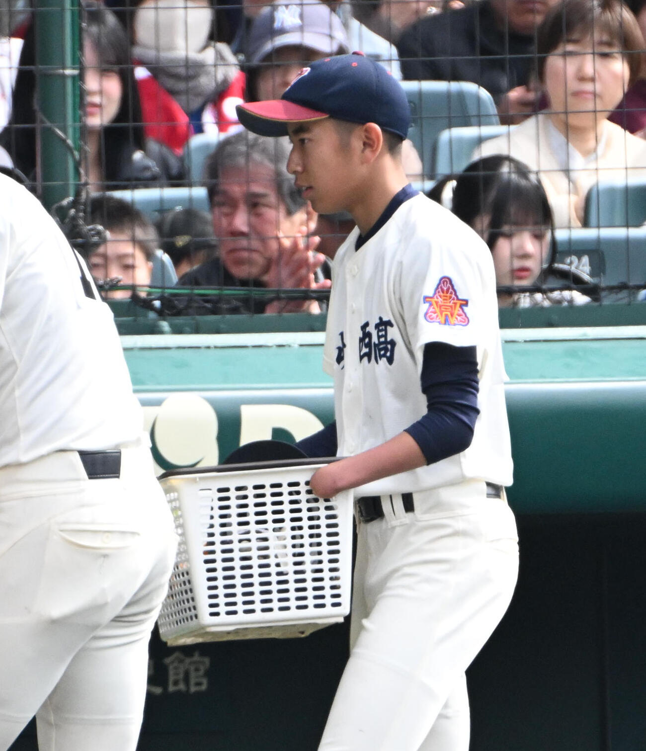 滋賀学園対長崎西　イニング間でナインらの補助をする長崎西・平木悠喜（撮影・石井愛子）