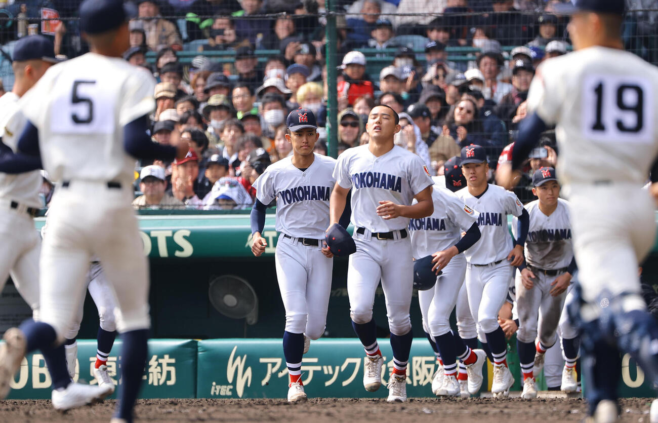 神村学園対横浜　神村学園に敗れた横浜エース織田（中央左）は整列に向かう（撮影・上田博志）