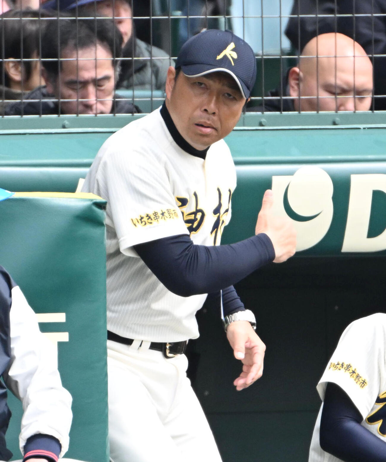 神村学園対横浜　ナインに声をかける神村学園の小田大介監督（撮影・石井愛子）