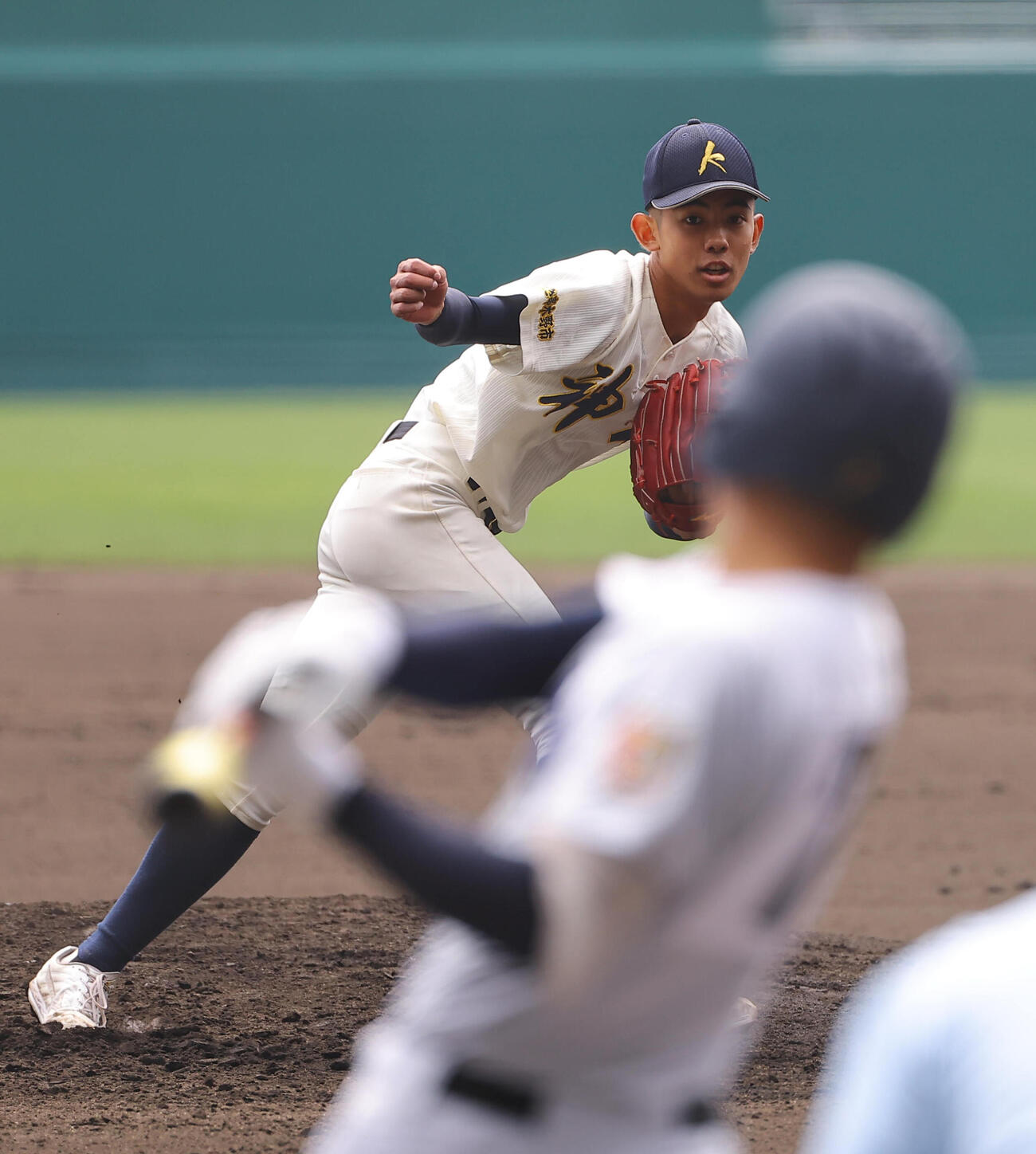 神村学園対横浜　1回裏横浜2死二、三塁、江坂を三邪飛に打ち取る神村学園・龍頭（撮影・上田博志）