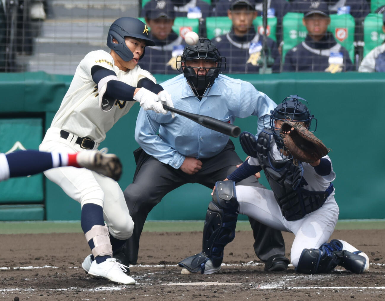 神村学園対横浜　3回表神村学園1死二塁、田中は先制の中越え適時二塁打を放つ（撮影・上山淳一）