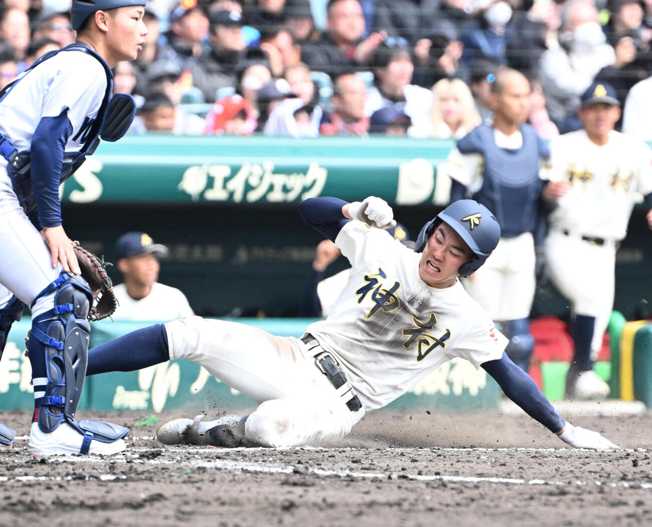 神村学園対横浜　3回表神村学園1死二塁　田中翔大の先制適時打で生還する平石陽多（右）（撮影・石井愛子）