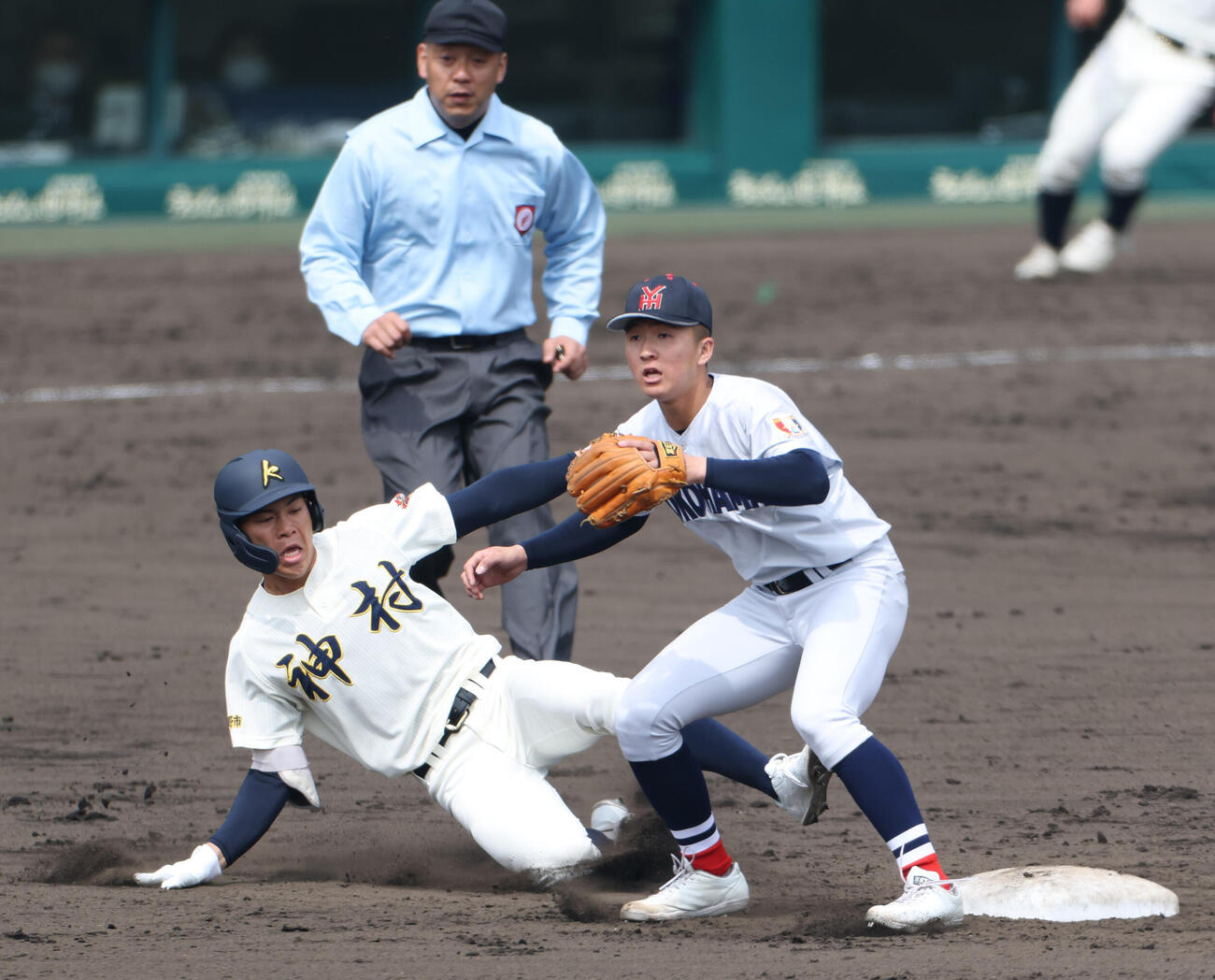 神村学園対横浜　3回表神村学園1死二塁、田中（左）は先制の中越え適時二塁打を放ち二塁に向かう（撮影・上山淳一）