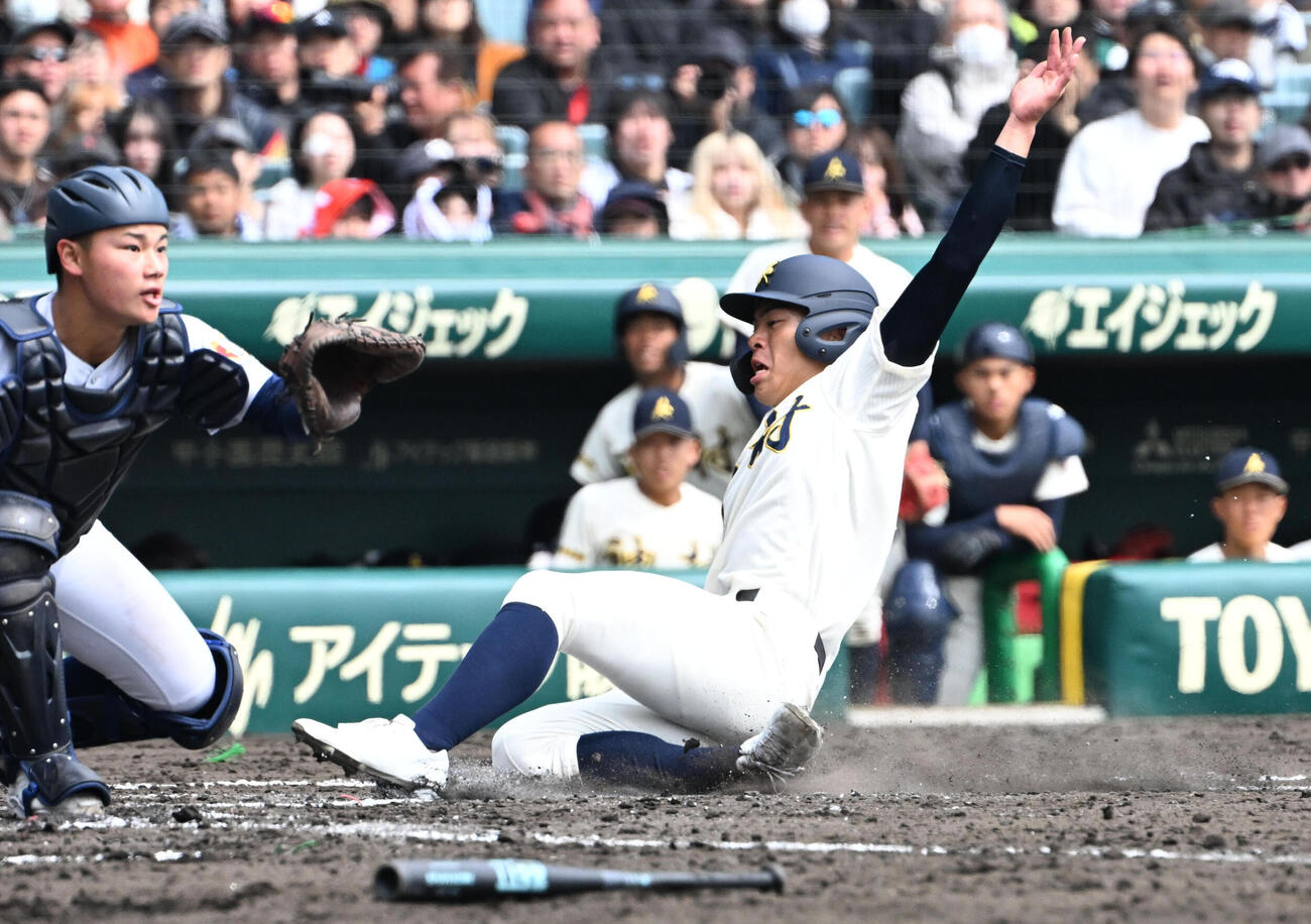 神村学園対横浜　3回表神村学園1死一、三塁　川崎怜央の犠飛で生還する田中翔大（撮影・石井愛子）