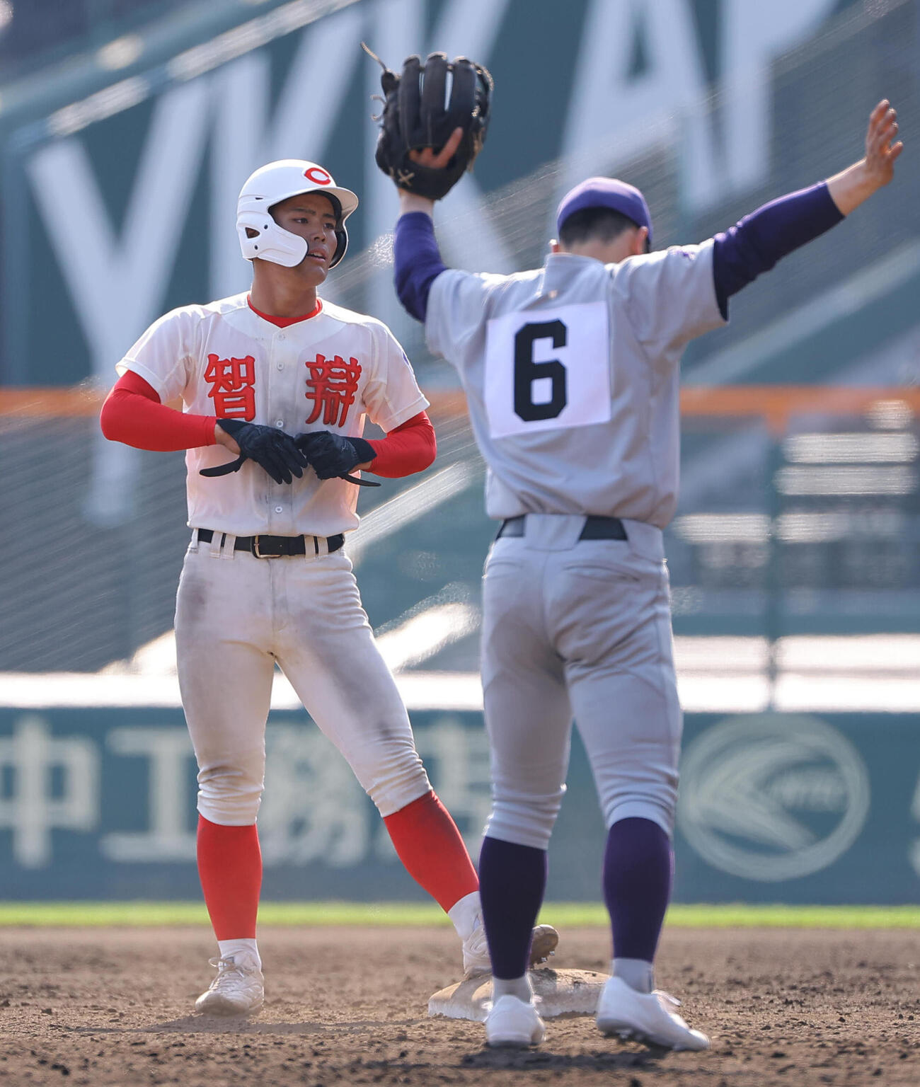 智弁学園対花巻東　3回表智弁学園1死二塁、智弁学園・角谷は適時二塁打を放つ（撮影・上田博志）