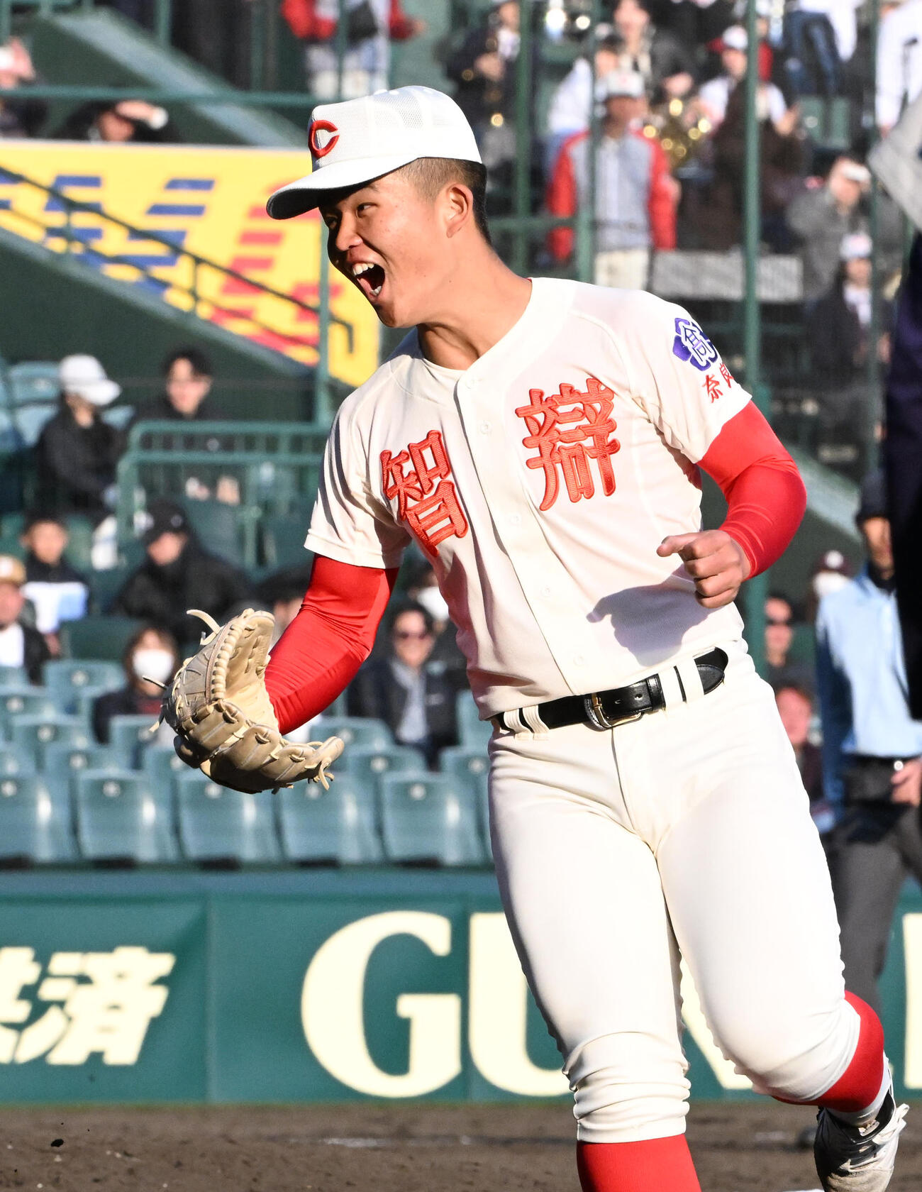 智弁学園対花巻東　花巻東に勝利し喜ぶ智弁学園の杉本真滉（撮影・石井愛子）
