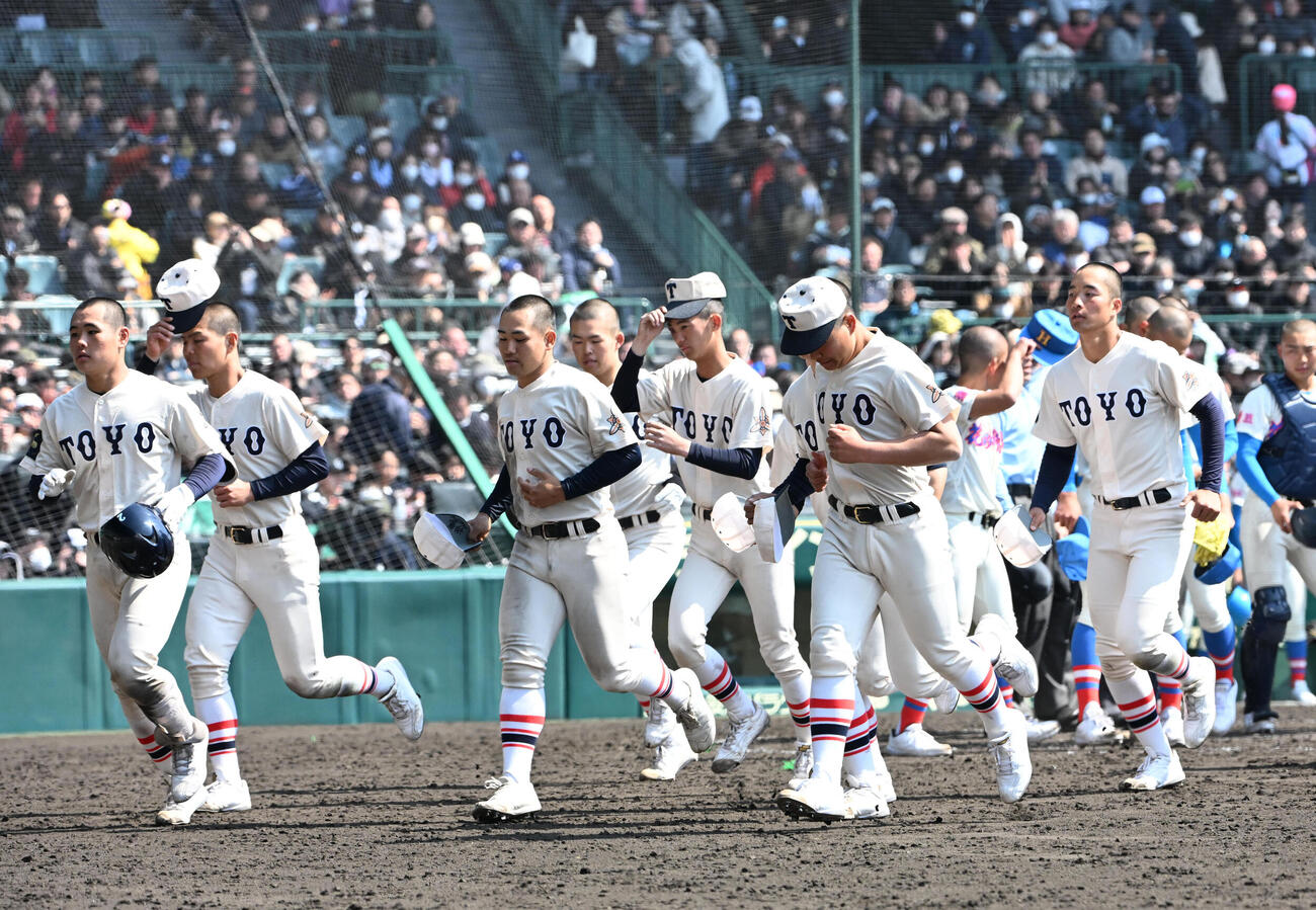 花咲徳栄対東洋大姫路　花咲徳栄に負け肩を落とす東洋大姫路ナイン